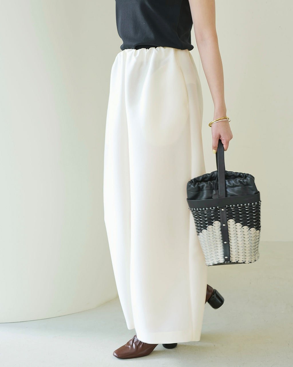 【ドゥクラッセ/DoCLASSE】のオクタダブルクロス・ギャザーパンツ インテリア・キッズ・メンズ・レディースファッション・服の通販 founy(ファニー) 　ファッション　Fashion　レディースファッション　Fashion for Women　パンツ　Pants & Trousers　エレガント 上品　Elegant　カッティング　Cutting Detail　シルク　Silk, 100% Silk　フォルム　Silhouette, Form　リラックス　Relax, Relaxed Fit　ホワイト|ID: prp329100004932737 ipo3291000000037024060