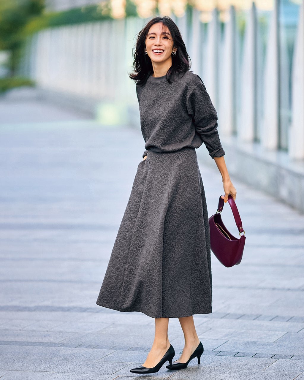 【ドゥクラッセ/DoCLASSE】のフラワージャカード・クルーネックトップス インテリア・キッズ・メンズ・レディースファッション・服の通販 founy(ファニー) 　ファッション　Fashion　レディースファッション　Fashion for Women　トップス・カットソー　Cut & Sew Tops　セットアップ　Matching Sets　レディーストップス・ブラウス　Tops & Blouses / Assorted Women's Tops　エレガント 上品　Elegant　カッティング　Cutting Detail　カットソー　Cut and Sewn Top　ジャカード／ジャガード　Jacquard, Woven Pattern　ストレッチ　Stretch, Stretchy Fabric　セットアップ　Set-Up, Coordinated Outfit　フラワー　Flower, Floral　モチーフ　Motif, Design Theme　チャコール|ID: prp329100004932749 ipo3291000000037024186