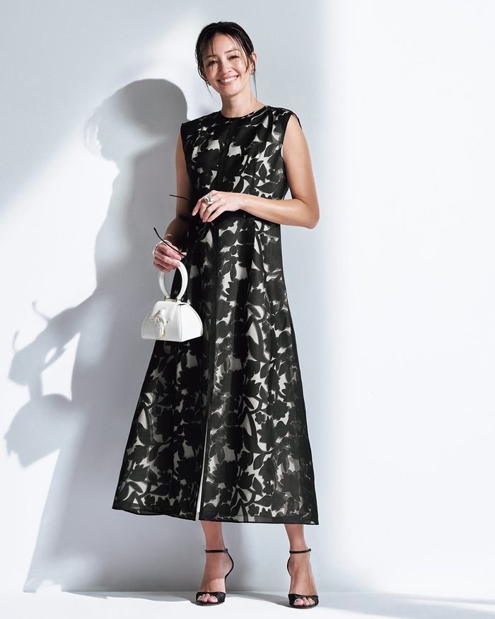 【ドゥクラッセ/DoCLASSE】のシアーオパール・スリットワンピース インテリア・キッズ・メンズ・レディースファッション・服の通販 founy(ファニー) https://founy.com/ ファッション Fashion レディースファッション Fashion for Women ワンピース Dresses 新作・新入荷 New Arrivals / New In シアー Sheer, See-Through スリット Slit, Slit Detail セットアップ Set-Up, Coordinated Outfit フラワー Flower, Floral フロント Front, Front Design モダン Modern, Contemporary モノトーン Monotone, Black and White エレガント 上品 Elegant |ID: prp329100004932758 ipo3291000000037102280