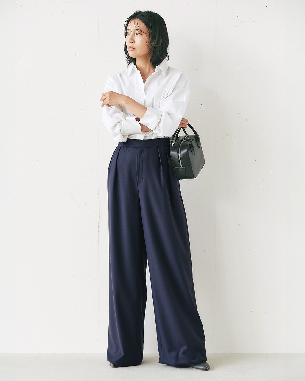 【ドゥクラッセ/DoCLASSE】のウールサキソニー・タックワイドパンツ インテリア・キッズ・メンズ・レディースファッション・服の通販 founy(ファニー) 　ファッション　Fashion　レディースファッション　Fashion for Women　パンツ　Pants & Trousers　とろみ　Fluid, Flowy Fabric　なめらか　Smooth, Silky Texture　フェミニン　Feminine, Girly　ワイド　Wide, Wide Fit　ネイビー|ID: prp329100004933919 ipo3291000000037032043