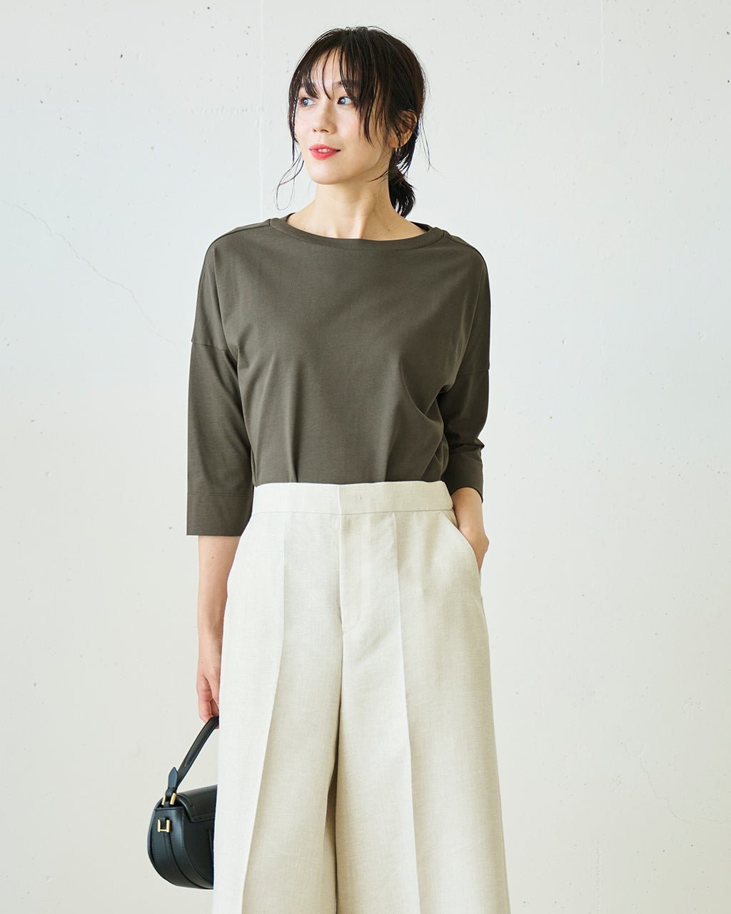 【ドゥクラッセ/DoCLASSE】の高密度シルコットン・7分袖Tシャツ/63cm丈 インテリア・キッズ・メンズ・レディースファッション・服の通販 founy(ファニー) 　ファッション　Fashion　レディースファッション　Fashion for Women　トップス・カットソー　Cut & Sew Tops　シャツ・ブラウス・オフィスカジュアル　Elegant Blouses & Button-Ups　ロングTシャツ・Tシャツ　Longline T-Shirts & Tees　カットソー・ベーシックTシャツ　Cut-and-Sewn Tops / Stretch Tees & Basics　おすすめ　Recommended / Our Picks　なめらか　Smooth, Silky Texture　カットソー　Cut and Sewn Top　シルケット　Silket, Silky Cotton　シンプル　Simple, Minimal　フォルム　Silhouette, Form　ワイド　Wide, Wide Fit　カーキ|ID: prp329100004934005 ipo3291000000037032392