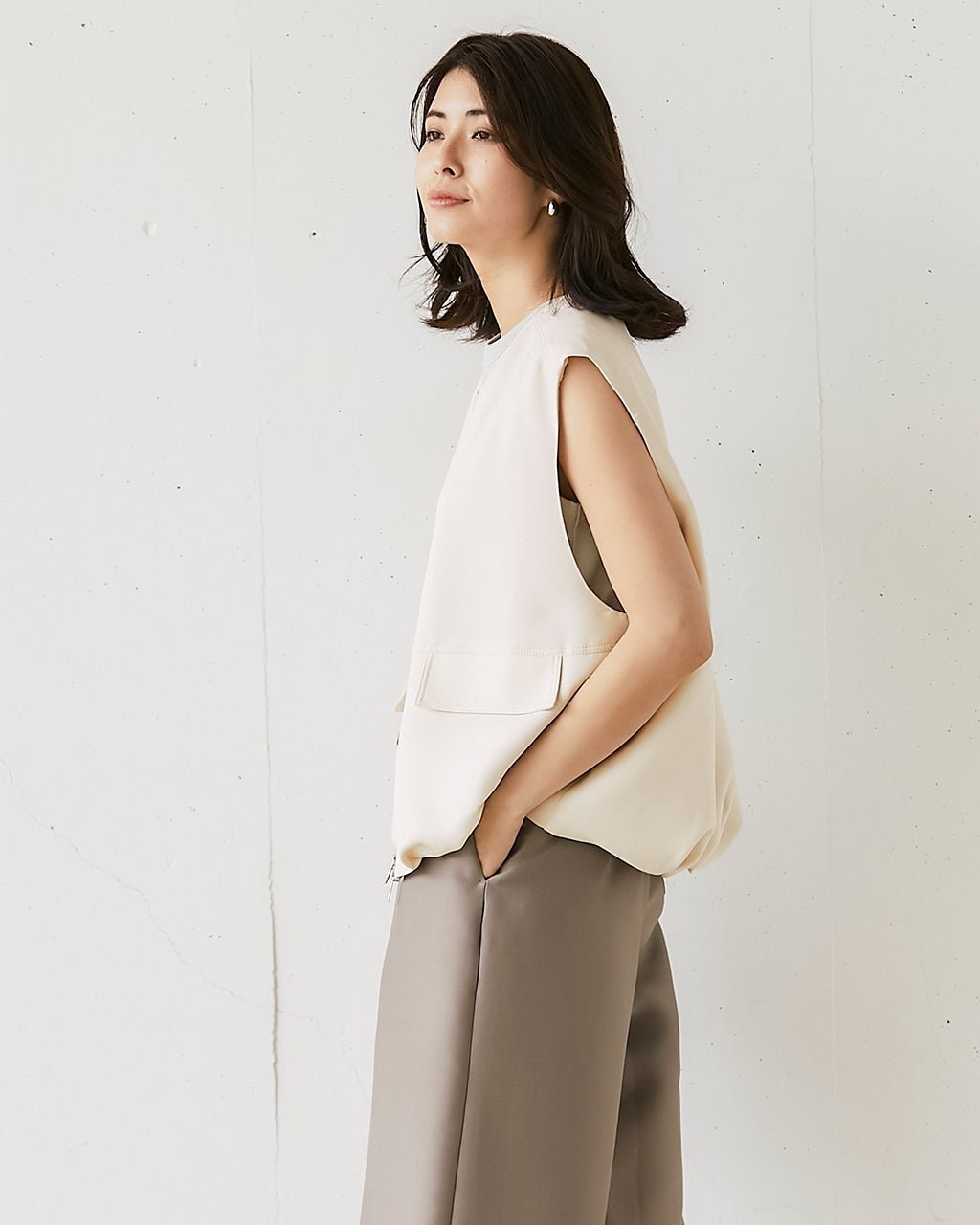 【ドゥクラッセ/DoCLASSE】のタックデザイン・コクーンジレ インテリア・キッズ・メンズ・レディースファッション・服の通販 founy(ファニー) 　ファッション　Fashion　レディースファッション　Fashion for Women　アウター　Coat / Outerwear Collection　レディースジャケット・軽アウター　Jackets　なめらか　Smooth, Silky Texture　ジャケット　Jacket, Outerwear　ドレープ　Drape, Draping Fabric　フラップ　Flap, Flap Pocket　フロント　Front, Front Design　ブラウジング　Blouson Silhouette, Cinched Waist　ポケット　Pocket, Pocket Detail　秋　Autumn　オフホワイト|ID: prp329100004934017 ipo3291000000037032441