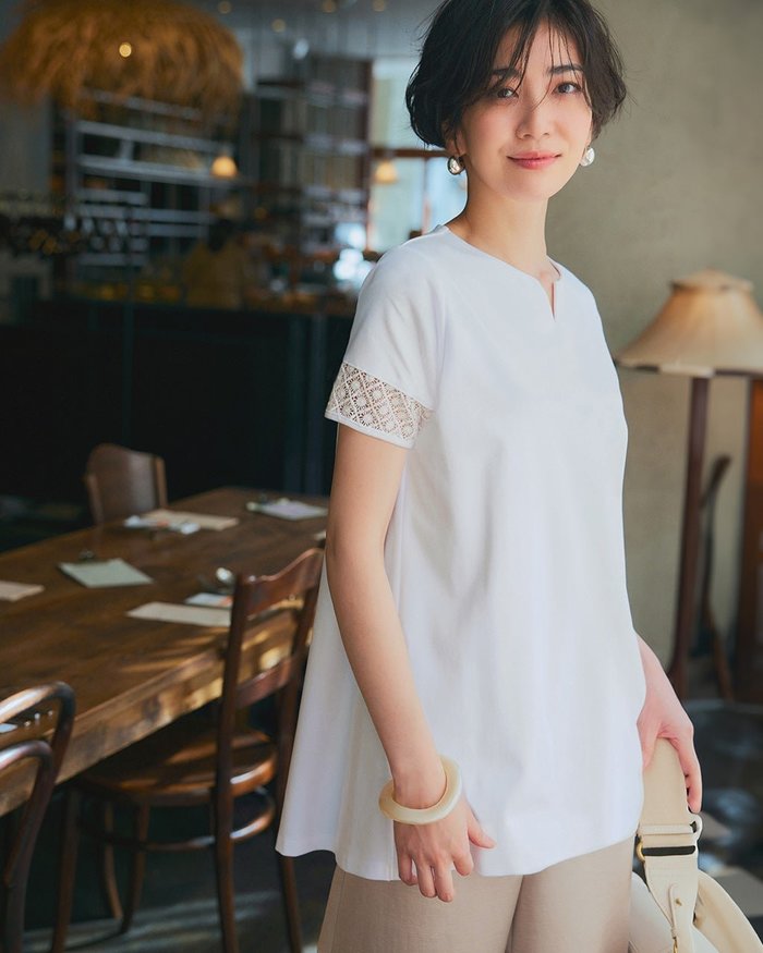 【ドゥクラッセ/DoCLASSE】のレースデザイン/半袖チュニック・ドゥクラッセTシャツ インテリア・キッズ・メンズ・レディースファッション・服の通販 founy(ファウニー) https://founy.com/ ファッション Fashion レディースファッション Fashion for Women トップス・カットソー Cut & Sew Tops シャツ・ブラウス・オフィスカジュアル Elegant Blouses & Button-Ups ロングTシャツ・Tシャツ Longline T-Shirts & Tees インナー Innerwear カットソー Cut and Sewn Top シンプル Simple, Minimal ジャケット Jacket, Outerwear ダブル Double, Double-Breasted チュニック Tunic, Long Top デニム Denim, Jeans Material 定番 Standard, Basic Item なめらか Smooth, Silky Texture 人気 Popular, Best Seller パール Pearl, Pearl Accent フェミニン Feminine, Girly フレア Flare, Flared フロント Front, Front Design ベーシック Basic, Essential 半袖 Short Sleeve, Half Sleeve レース Lace, Lace Fabric おすすめ Recommended / Our Picks エレガント 上品 Elegant ビジネス 仕事 通勤 Business / Work / Commuting |ID: prp329100004934034 ipo3291000000037256626