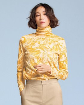 【ドゥクラッセ/DoCLASSE】 超長綿・タートルネック/総柄人気、トレンドファッション・服の通販 founy(ファニー) ファッション Fashion レディースファッション Fashion for Women トップス・カットソー Cut & Sew Tops シャツ・ブラウス・オフィスカジュアル Elegant Blouses & Button-Ups ロングTシャツ・Tシャツ Longline T-Shirts & Tees カットソー・ベーシックTシャツ Cut-and-Sewn Tops / Stretch Tees & Basics タートルネック・ハイネックトップス Turtlenecks & High-Neck Tops なめらか Smooth, Silky Texture カットソー Cut and Sewn Top タートル Turtleneck, Turtle Collar タートルネック Turtleneck, High Neck プリント Print, Printed Pattern |ID:prp329100004934400