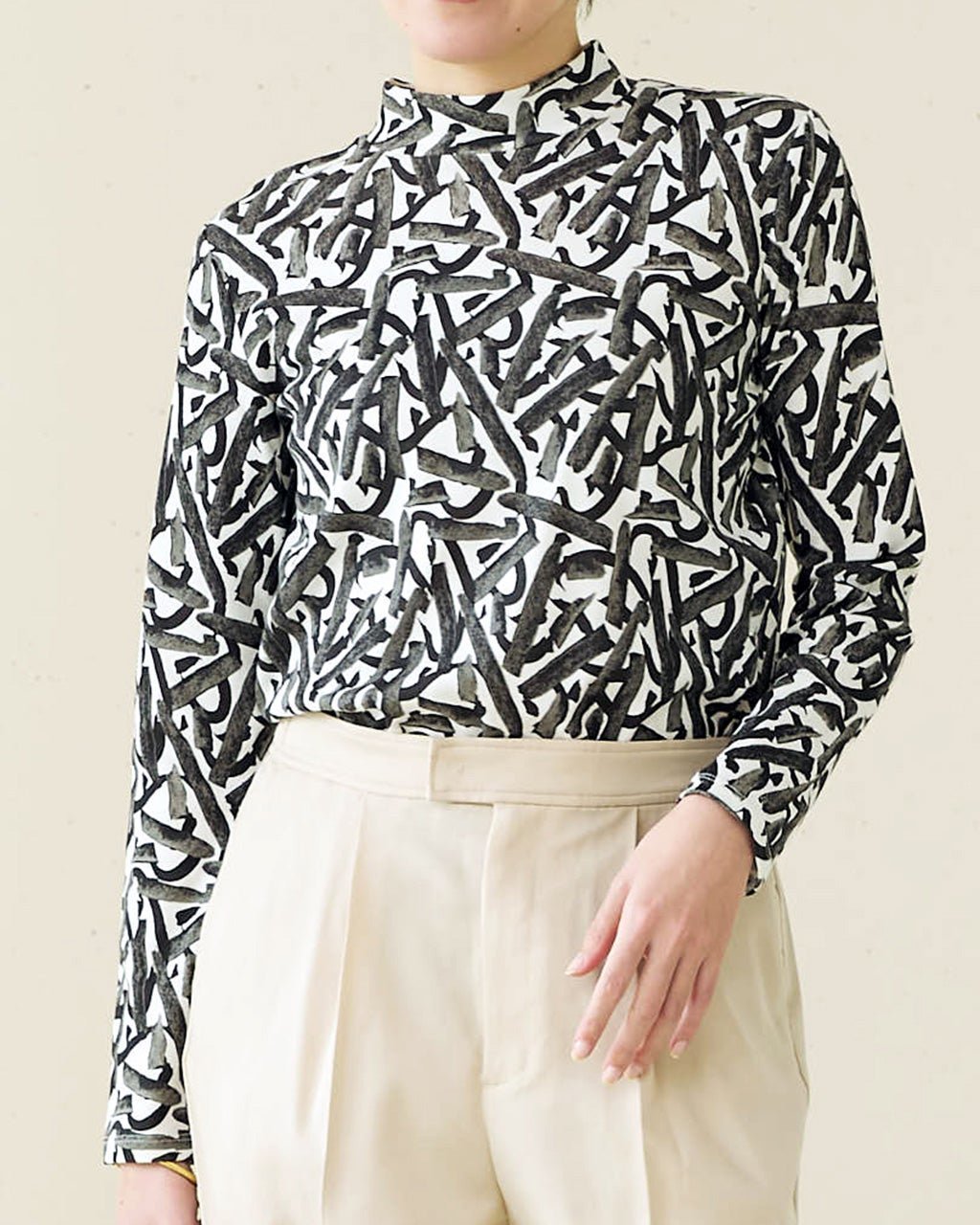 【ドゥクラッセ/DoCLASSE】の超長綿・ハイネック/総柄 インテリア・キッズ・メンズ・レディースファッション・服の通販 founy(ファニー) 　ファッション　Fashion　レディースファッション　Fashion for Women　トップス・カットソー　Cut & Sew Tops　シャツ・ブラウス・オフィスカジュアル　Elegant Blouses & Button-Ups　ロングTシャツ・Tシャツ　Longline T-Shirts & Tees　カットソー・ベーシックTシャツ　Cut-and-Sewn Tops / Stretch Tees & Basics　なめらか　Smooth, Silky Texture　カットソー　Cut and Sewn Top　タートルネック　Turtleneck, High Neck　ハイネック　High Neck, Mock Neck　ブラックマルチ|ID: prp329100004934401 ipo3291000000037033927