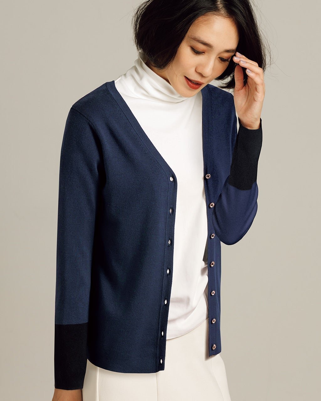 【ドゥクラッセ/DoCLASSE】のシルクフィール・配色カフスカーディガン インテリア・キッズ・メンズ・レディースファッション・服の通販 founy(ファニー) 　ファッション　Fashion　レディースファッション　Fashion for Women　トップス・カットソー　Cut & Sew Tops　カーディガン・羽織り　Layered Style Cardigans　カフス　Cuff Design　カーディガン　Cardigan, Knitwear　メタル　Metal, Metal Parts　ミッドナイトブルー|ID: prp329100004934692 ipo3291000000037035084