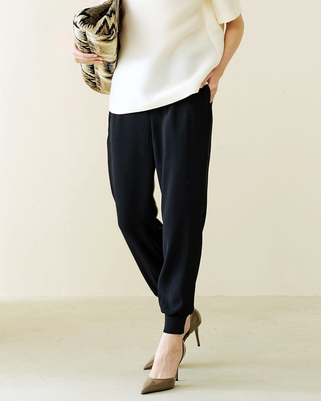 【ドゥクラッセ/DoCLASSE】のグロスドレープ・ジョグパンツ インテリア・キッズ・メンズ・レディースファッション・服の通販 founy(ファニー) 　ファッション　Fashion　レディースファッション　Fashion for Women　パンツ　Pants & Trousers　とろみ　Fluid, Flowy Fabric　エレガント 上品　Elegant　スタイリッシュ　Stylish, Fashionable　フロント　Front, Front Design　ブラック|ID: prp329100004934741 ipo3291000000037035247