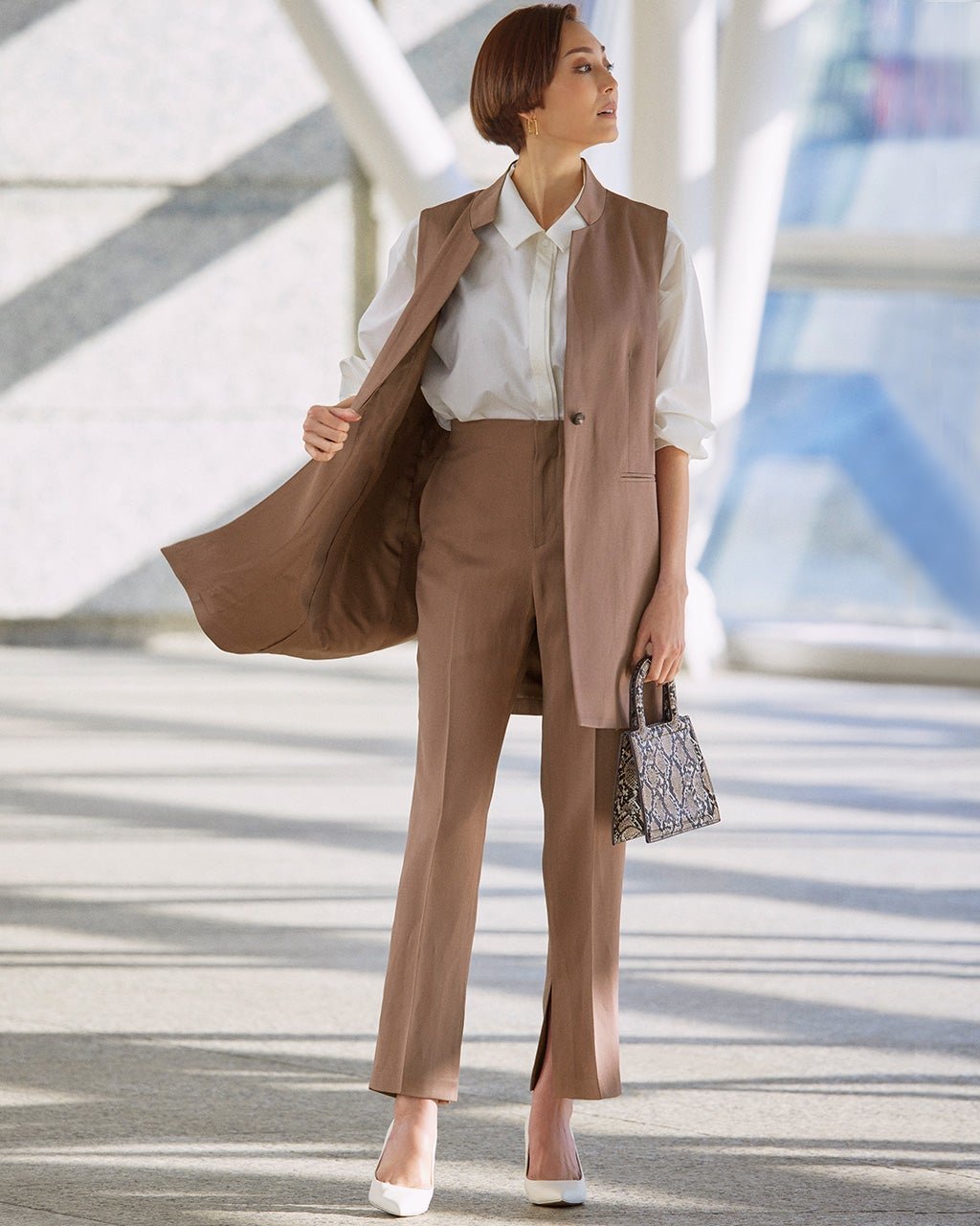 【ドゥクラッセ/DoCLASSE】のリネン混サテン・ストレートパンツ インテリア・キッズ・メンズ・レディースファッション・服の通販 founy(ファニー) 　ファッション　Fashion　レディースファッション　Fashion for Women　パンツ　Pants & Trousers　サテン　Satin, Glossy Fabric　ストレート　Straight, Straight Cut　リネン　Linen, Linen Fabric　モカ|ID: prp329100004934747 ipo3291000000037035272