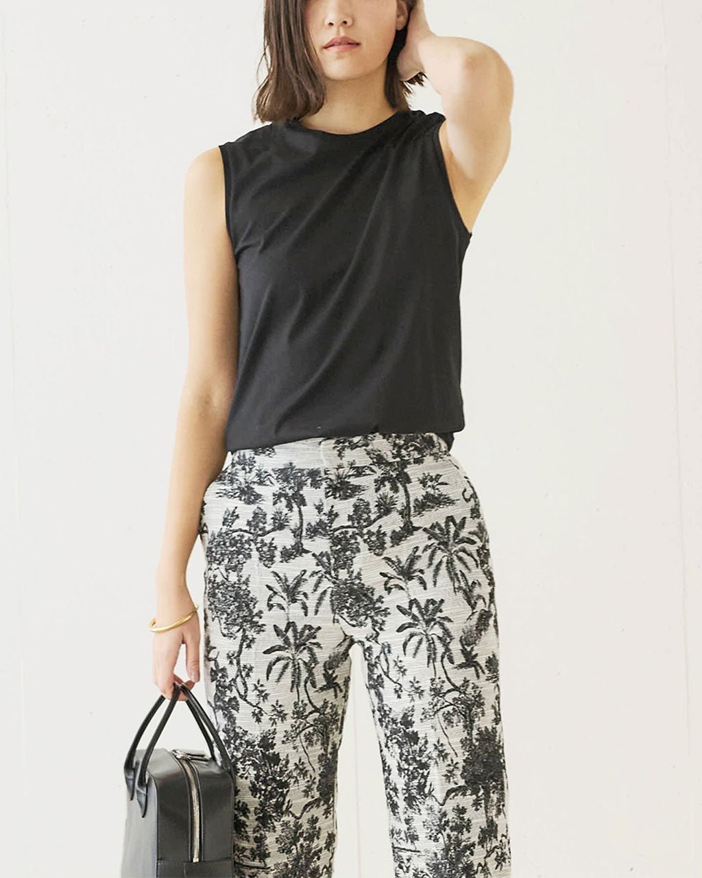 【ドゥクラッセ/DoCLASSE】のバイオ加工超長綿/ノースリーブ インテリア・キッズ・メンズ・レディースファッション・服の通販 founy(ファニー) 　ファッション　Fashion　レディースファッション　Fashion for Women　トップス・カットソー　Cut & Sew Tops　キャミソール&ノースリーブ　Camisoles & Sleeveless Tops　カットソー・ベーシックTシャツ　Cut-and-Sewn Tops / Stretch Tees & Basics　カッティング　Cutting Detail　カットソー　Cut and Sewn Top　コンパクト　Compact, Small Size　ジャケット　Jacket, Outerwear　デコルテ　Décolleté, Neckline　なめらか　Smooth, Silky Texture　ノースリーブ　Sleeveless, No-Sleeve　バランス　Balance, Style Balance　ブラック|ID: prp329100004934776 ipo3291000000037035372