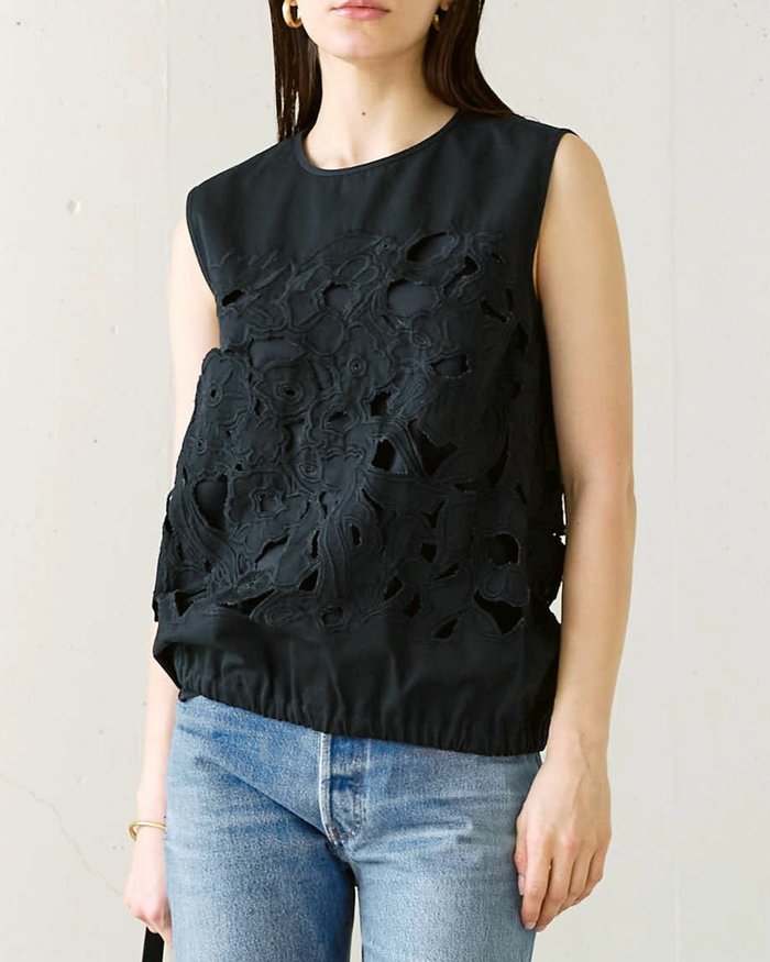 【ドゥクラッセ/DoCLASSE】のカッティングレース・ノースリーブブラウス インテリア・キッズ・メンズ・レディースファッション・服の通販 founy(ファニー) https://founy.com/ ファッション Fashion レディースファッション Fashion for Women トップス・カットソー Cut & Sew Tops キャミソール&ノースリーブ Camisoles & Sleeveless Tops シャツ・ブラウス・オフィスカジュアル Elegant Blouses & Button-Ups カッティング Cutting Detail カーディガン Cardigan, Knitwear シンプル Simple, Minimal ジャケット Jacket, Outerwear なめらか Smooth, Silky Texture ノースリーブ Sleeveless, No-Sleeve フォルム Silhouette, Form フラワー Flower, Floral ブラウジング Blouson Silhouette, Cinched Waist モチーフ Motif, Design Theme 無地 Plain, Solid Color おすすめ Recommended / Our Picks エレガント 上品 Elegant |ID: prp329100004934801 ipo3291000000037035462