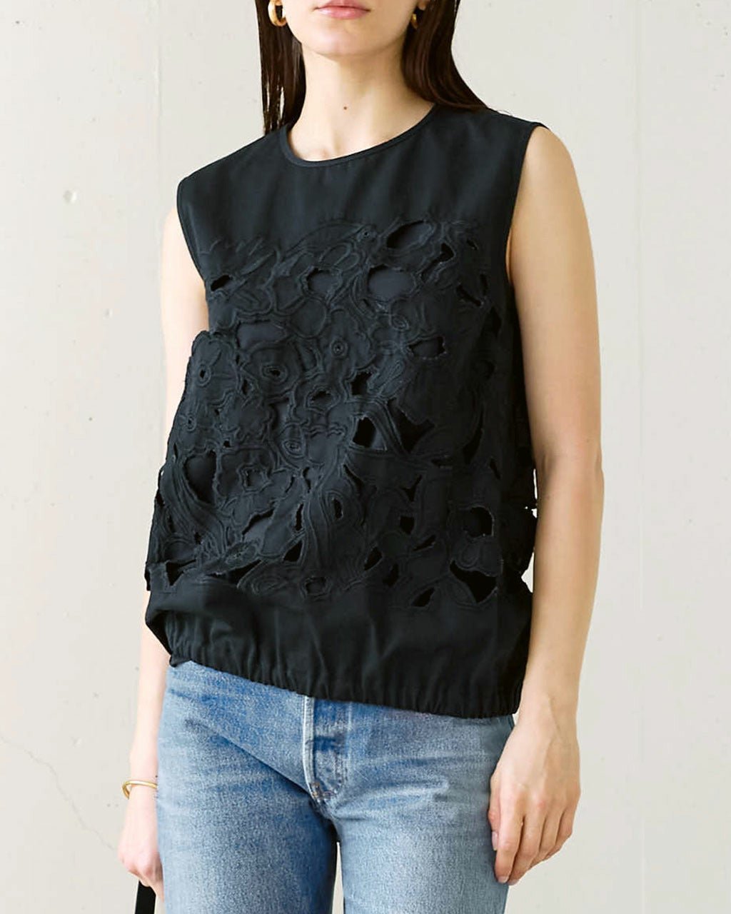 【ドゥクラッセ/DoCLASSE】のカッティングレース・ノースリーブブラウス 人気、トレンドファッション・服の通販 founy(ファニー) 　ファッション　Fashion　レディースファッション　Fashion for Women　トップス・カットソー　Cut & Sew Tops　キャミソール&ノースリーブ　Camisoles & Sleeveless Tops　シャツ・ブラウス・オフィスカジュアル　Elegant Blouses & Button-Ups　カッティング　Cutting Detail　カーディガン　Cardigan, Knitwear　シンプル　Simple, Minimal　ジャケット　Jacket, Outerwear　なめらか　Smooth, Silky Texture　ノースリーブ　Sleeveless, No-Sleeve　フォルム　Silhouette, Form　フラワー　Flower, Floral　ブラウジング　Blouson Silhouette, Cinched Waist　モチーフ　Motif, Design Theme　無地　Plain, Solid Color　おすすめ　Recommended / Our Picks　エレガント 上品　Elegant　 other-1|ID: prp329100004934801 ipo3291000000037035462