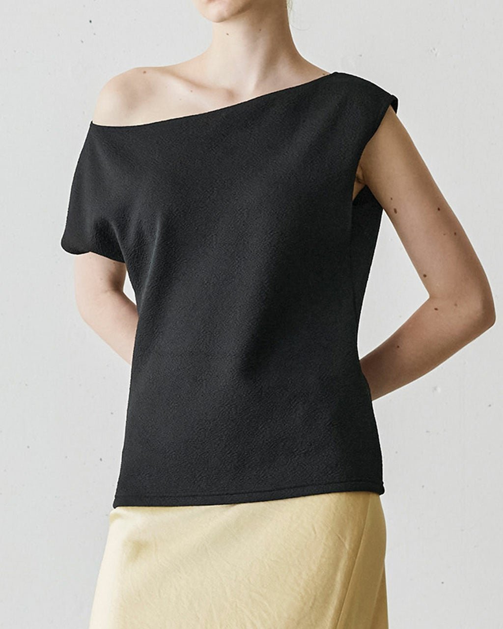 【ドゥクラッセ/DoCLASSE】の尾州ジャージー・アシメショルダートップス 人気、トレンドファッション・服の通販 founy(ファニー) 　ファッション　Fashion　レディースファッション　Fashion for Women　トップス・カットソー　Cut & Sew Tops　カットソー・ベーシックTシャツ　Cut-and-Sewn Tops / Stretch Tees & Basics　カットソー　Cut and Sewn Top　シェイプ　Shape, Slim Fit　ショルダー　Shoulder, Shoulder Strap　スマート　Smart, Elegant　セットアップ　Set-Up, Coordinated Outfit　フィット　Fit, Slim Fit　フェミニン　Feminine, Girly　フォーマル　Formal, Dressy　ラグジュアリー　Luxury, Elegant　 other-1|ID: prp329100004934809 ipo3291000000037035479