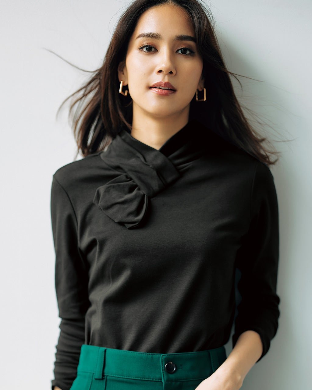 【ドゥクラッセ/DoCLASSE】の超長綿・アシメリボンハイネック インテリア・キッズ・メンズ・レディースファッション・服の通販 founy(ファニー) 　ファッション　Fashion　レディースファッション　Fashion for Women　トップス・カットソー　Cut & Sew Tops　シャツ・ブラウス・オフィスカジュアル　Elegant Blouses & Button-Ups　ロングTシャツ・Tシャツ　Longline T-Shirts & Tees　カットソー・ベーシックTシャツ　Cut-and-Sewn Tops / Stretch Tees & Basics　カットソー　Cut and Sewn Top　スカーフ　Scarf, Neckwear　チェック　Check, Plaid, Tartan　ハイネック　High Neck, Mock Neck　プレミアム　Premium, High-End　ブラック|ID: prp329100004934864 ipo3291000000037035682