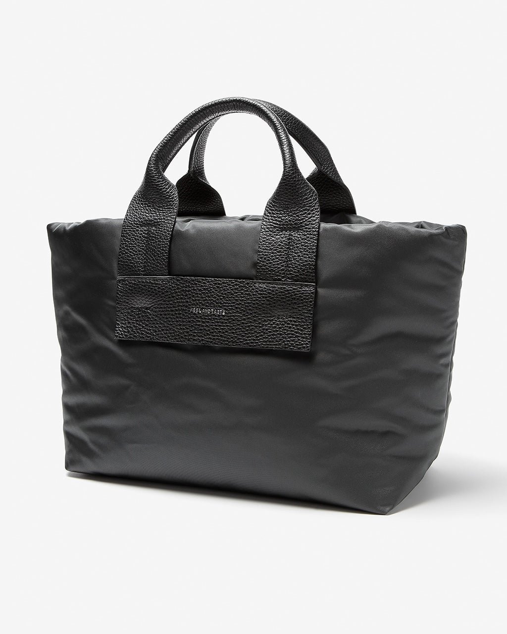 【ドゥクラッセ/DoCLASSE】のレザーハンドル・クッショントートバッグ インテリア・キッズ・メンズ・レディースファッション・服の通販 founy(ファニー) 　ファッション　Fashion　レディースファッション　Fashion for Women　バッグ　Bags　手袋　Gloves & Mittens　クッション　Cushion, Throw Pillow　バランス　Balance, Style Balance　ポケット　Pocket, Pocket Detail　エレガント 上品　Elegant　人気　Popular, Best Seller　ブラック|ID: prp329100004934874 ipo3291000000037035710