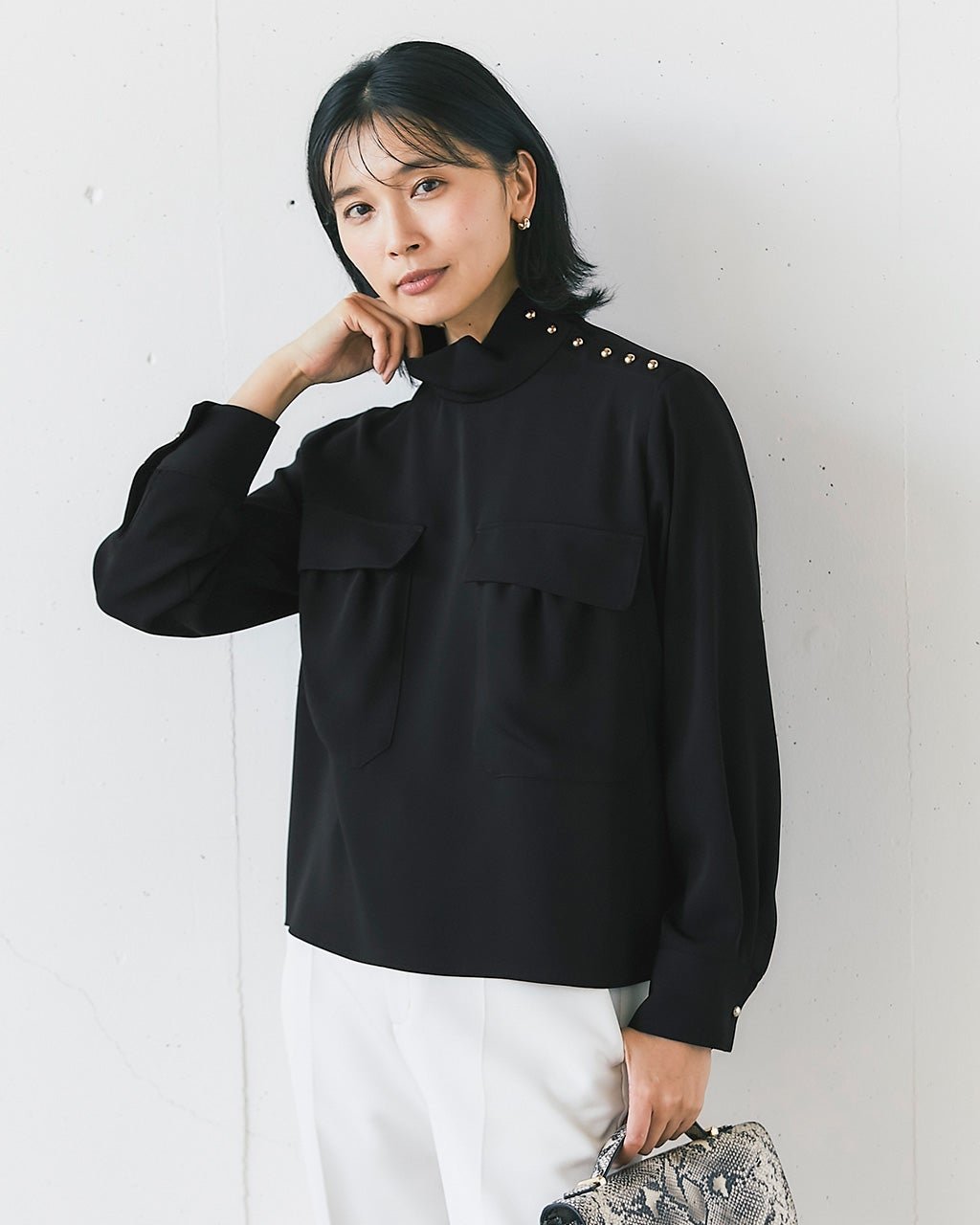 【ドゥクラッセ/DoCLASSE】のツインポケット・ハイネックブラウス 人気、トレンドファッション・服の通販 founy(ファニー) 　ファッション　Fashion　レディースファッション　Fashion for Women　トップス・カットソー　Cut & Sew Tops　シャツ・ブラウス・オフィスカジュアル　Elegant Blouses & Button-Ups　とろみ　Fluid, Flowy Fabric　エレガント 上品　Elegant　ハイネック　High Neck, Mock Neck　フラップ　Flap, Flap Pocket　ポケット　Pocket, Pocket Detail　 other-1|ID: prp329100004935207 ipo3291000000037036787