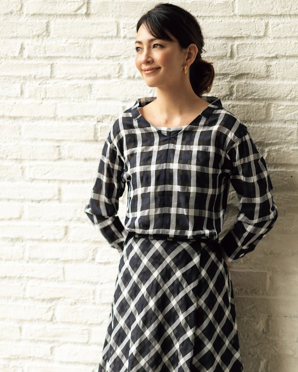 【ドゥクラッセ/DoCLASSE】のルーセントチェック・立体タックブラウス インテリア・キッズ・メンズ・レディースファッション・服の通販 founy(ファニー) 　ファッション　Fashion　レディースファッション　Fashion for Women　トップス・カットソー　Cut & Sew Tops　シャツ・ブラウス・オフィスカジュアル　Elegant Blouses & Button-Ups　チェック　Check, Plaid, Tartan　モノトーン　Monotone, Black and White　定番　Standard, Basic Item　ネイビーパターン|ID: prp329100004935262 ipo3291000000037036948