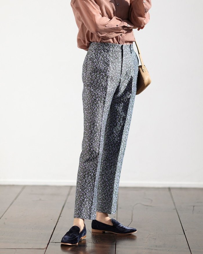 【ドゥクラッセ/DoCLASSE】のフラワージャカード・テーパードパンツ インテリア・キッズ・メンズ・レディースファッション・服の通販 founy(ファニー) https://founy.com/ ファッション Fashion レディースファッション Fashion for Women パンツ Pants & Trousers カッティング Cutting Detail ジャカード／ジャガード Jacquard, Woven Pattern スリム Slim, Slim Fit フレア Flare, Flared |ID: prp329100004935314 ipo3291000000037141930