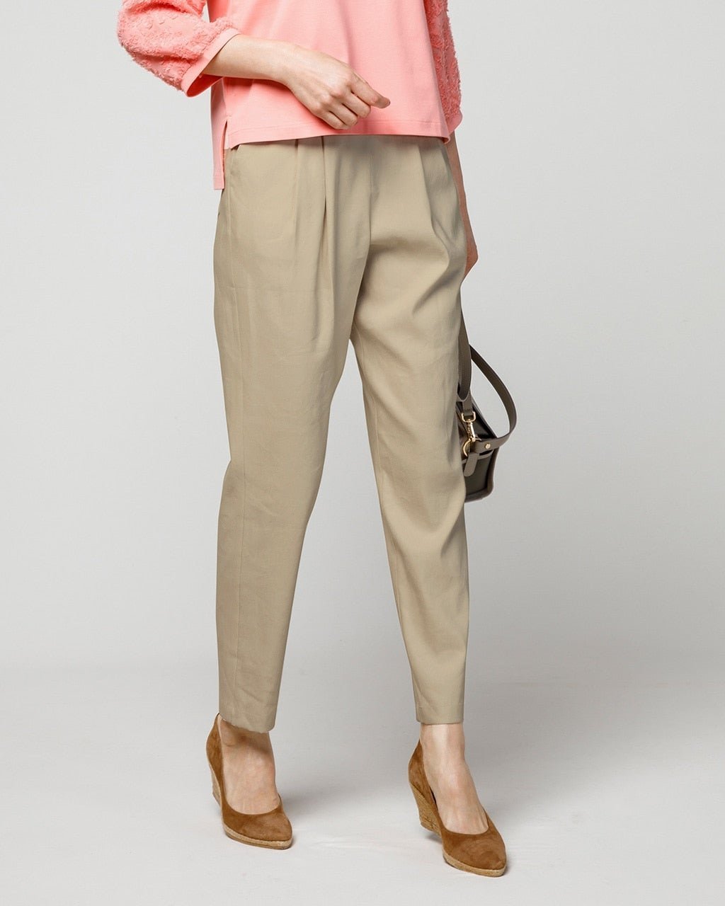 【ドゥクラッセ/DoCLASSE】の麻ストレッチ・タックテーパード インテリア・キッズ・メンズ・レディースファッション・服の通販 founy(ファニー) 　ファッション　Fashion　レディースファッション　Fashion for Women　パンツ　Pants & Trousers　ストレッチ　Stretch, Stretchy Fabric　フロント　Front, Front Design　ベスト　Vest, Waistcoat　夏　Summer　ベージュ|ID: prp329100004935375 ipo3291000000037037279