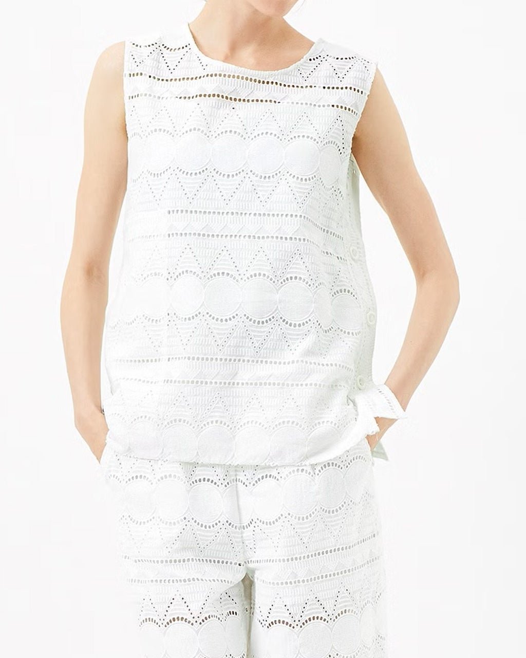 【ドゥクラッセ/DoCLASSE】のスカラップレース・ノースリーブブラウス インテリア・キッズ・メンズ・レディースファッション・服の通販 founy(ファニー) 　ファッション　Fashion　レディースファッション　Fashion for Women　トップス・カットソー　Cut & Sew Tops　キャミソール&ノースリーブ　Camisoles & Sleeveless Tops　シャツ・ブラウス・オフィスカジュアル　Elegant Blouses & Button-Ups　シンプル　Simple, Minimal　ポケット　Pocket, Pocket Detail　ホワイト|ID: prp329100004935396 ipo3291000000037037342