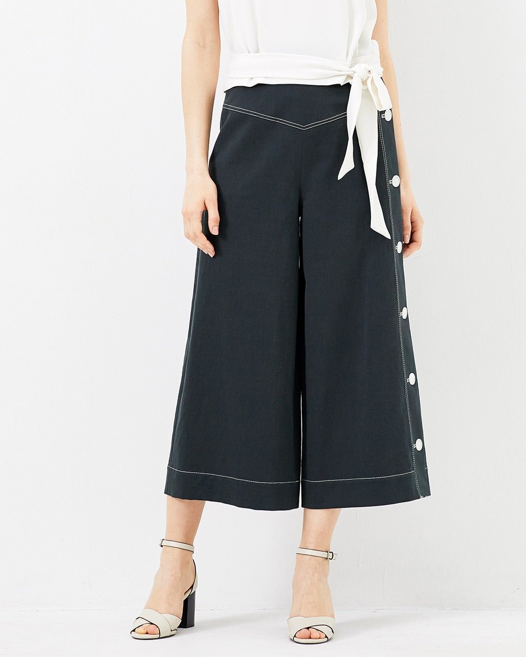 【ドゥクラッセ/DoCLASSE】のプレミアムドビー・ボタンデザインワイド インテリア・キッズ・メンズ・レディースファッション・服の通販 founy(ファニー) 　ファッション　Fashion　レディースファッション　Fashion for Women　パンツ　Pants & Trousers　カッティング　Cutting Detail　リネン　Linen, Linen Fabric　ワイド　Wide, Wide Fit　ミッドナイトブルー|ID: prp329100004935403 ipo3291000000037037363