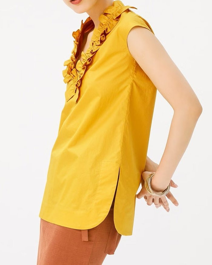 【ドゥクラッセ/DoCLASSE】のフリルVネック・ノースリーブブラウス インテリア・キッズ・メンズ・レディースファッション・服の通販 founy(ファニー) https://founy.com/ ファッション Fashion レディースファッション Fashion for Women トップス・カットソー Cut & Sew Tops キャミソール&ノースリーブ Camisoles & Sleeveless Tops シャツ・ブラウス・オフィスカジュアル Elegant Blouses & Button-Ups Vネックトップス V-Neck Tops / V-Cut Neckline Shirts なめらか Smooth, Silky Texture スタイリッシュ Stylish, Fashionable スリット Slit, Slit Detail ノースリーブ Sleeveless, No-Sleeve フリル Frill, Ruffle ヘムライン Hemline, Bottom Cut |ID: prp329100004935414 ipo3291000000037142177