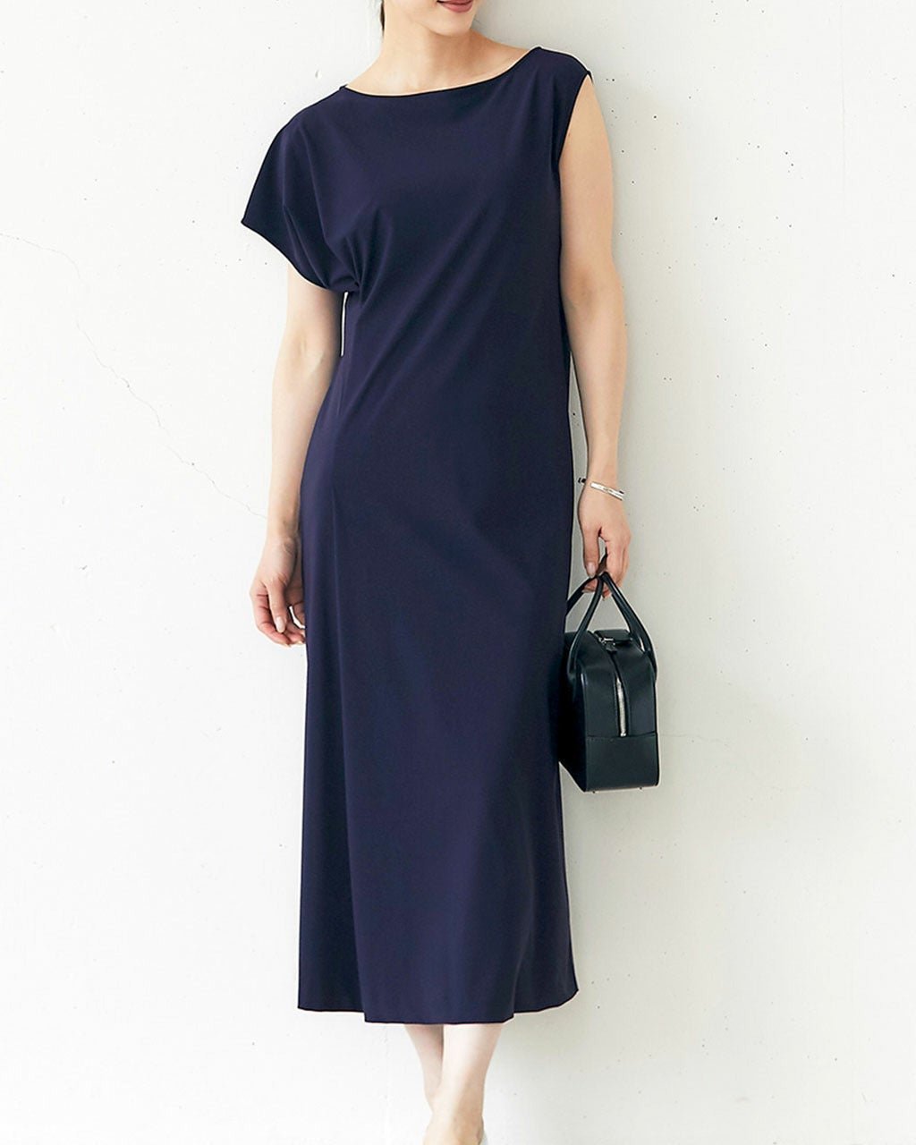 【ドゥクラッセ/DoCLASSE】のトリコットジャージー・袖アシメワンピース インテリア・キッズ・メンズ・レディースファッション・服の通販 founy(ファニー) 　ファッション　Fashion　レディースファッション　Fashion for Women　ワンピース　Dresses　なめらか　Smooth, Silky Texture　アシンメトリー　Asymmetrical Style　イタリア　Italy　フォルム　Silhouette, Form　リゾート　Resort, Vacation Style　夏　Summer　定番　Standard, Basic Item　ネイビー|ID: prp329100004935458 ipo3291000000037037520