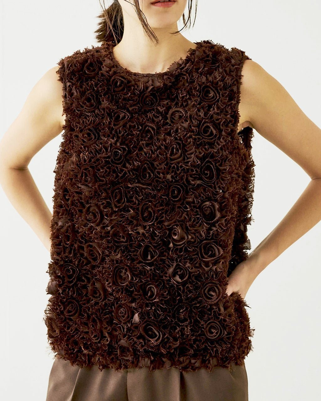 【ドゥクラッセ/DoCLASSE】のローズチュール・ノースリーブブラウス インテリア・キッズ・メンズ・レディースファッション・服の通販 founy(ファニー) 　ファッション　Fashion　レディースファッション　Fashion for Women　トップス・カットソー　Cut & Sew Tops　キャミソール&ノースリーブ　Camisoles & Sleeveless Tops　シャツ・ブラウス・オフィスカジュアル　Elegant Blouses & Button-Ups　シェイプ　Shape, Slim Fit　シンプル　Simple, Minimal　ノースリーブ　Sleeveless, No-Sleeve　ローズ　Rose, Rose Motif　ブラウン|ID: prp329100004935537 ipo3291000000037037826