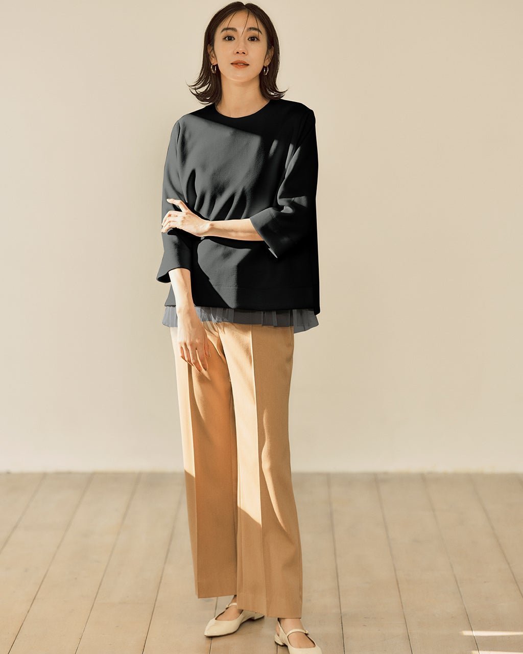 【ドゥクラッセ/DoCLASSE】のライトダンボールニット・レイヤードトップス インテリア・キッズ・メンズ・レディースファッション・服の通販 founy(ファニー) 　ファッション　Fashion　レディースファッション　Fashion for Women　トップス・カットソー　Cut & Sew Tops　ニット　Knit Tops & Sweaters　シャツ・ブラウス・オフィスカジュアル　Elegant Blouses & Button-Ups　ロングTシャツ・Tシャツ　Longline T-Shirts & Tees　カットソー・ベーシックTシャツ　Cut-and-Sewn Tops / Stretch Tees & Basics　カットソー　Cut and Sewn Top　サテン　Satin, Glossy Fabric　タンク　Tank Top, Sleeveless Top　チュール　Tulip, Tulip Motif　ワイド　Wide, Wide Fit　人気　Popular, Best Seller　ブラック|ID: prp329100004935709 ipo3291000000037039241