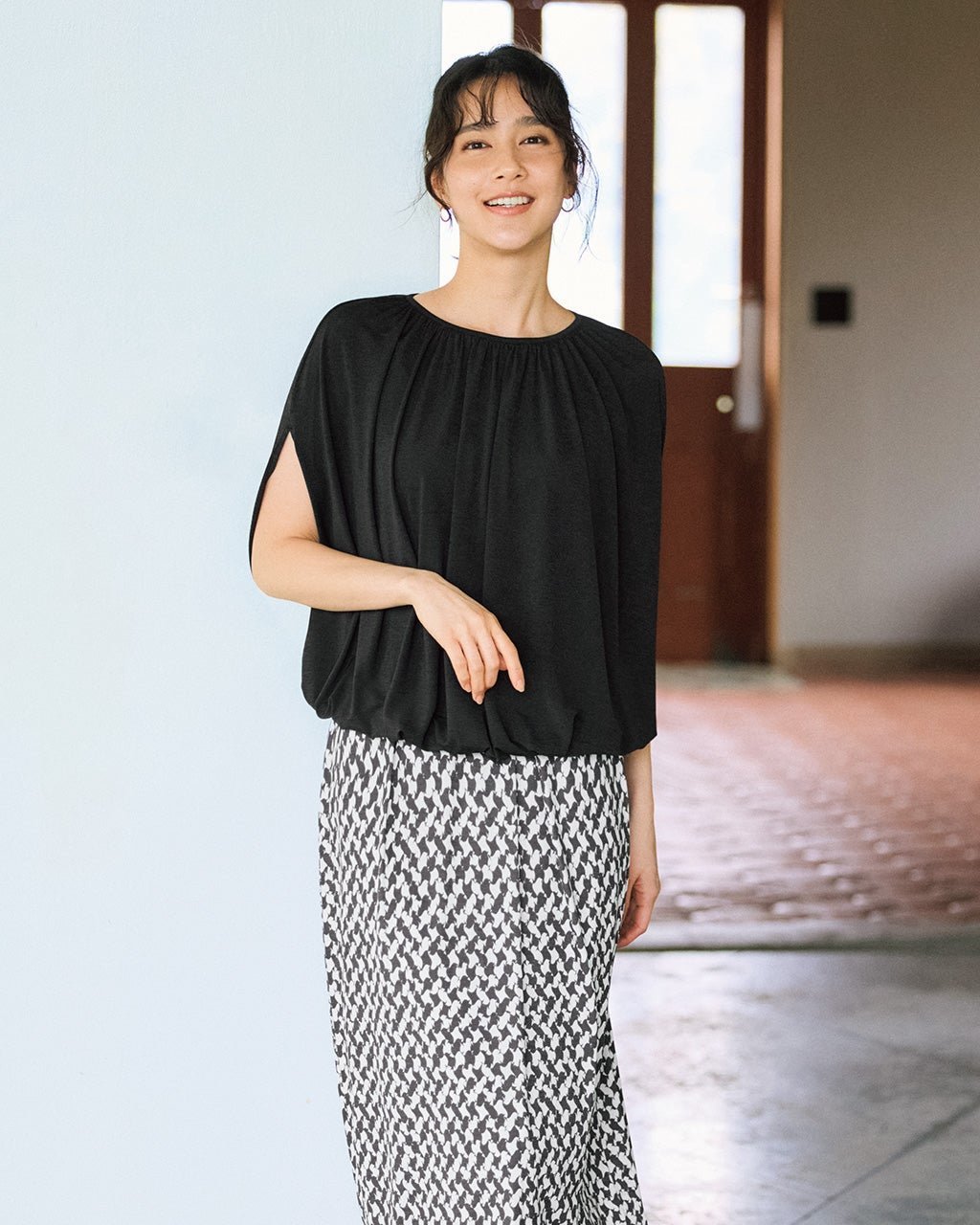 【ドゥクラッセ/DoCLASSE】のUVスラブ・ギャザーブラウジングトップス インテリア・キッズ・メンズ・レディースファッション・服の通販 founy(ファニー) 　ファッション　Fashion　レディースファッション　Fashion for Women　トップス・カットソー　Cut & Sew Tops　シャツ・ブラウス・オフィスカジュアル　Elegant Blouses & Button-Ups　ロングTシャツ・Tシャツ　Longline T-Shirts & Tees　カットソー・ベーシックTシャツ　Cut-and-Sewn Tops / Stretch Tees & Basics　カットソー　Cut and Sewn Top　ギャザー　Gathered, Ruffled　スリット　Slit, Slit Detail　ドレープ　Drape, Draping Fabric　エレガント 上品　Elegant　人気　Popular, Best Seller　夏　Summer　旅行　Travel　ブラック|ID: prp329100004935755 ipo3291000000037039553