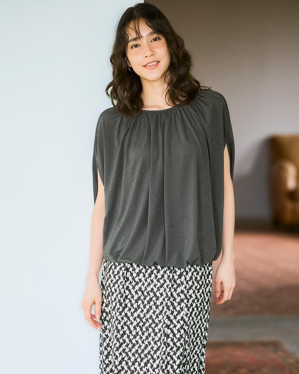 【ドゥクラッセ/DoCLASSE】のUVスラブ・ギャザーブラウジングトップス インテリア・キッズ・メンズ・レディースファッション・服の通販 founy(ファニー) 　ファッション　Fashion　レディースファッション　Fashion for Women　トップス・カットソー　Cut & Sew Tops　シャツ・ブラウス・オフィスカジュアル　Elegant Blouses & Button-Ups　ロングTシャツ・Tシャツ　Longline T-Shirts & Tees　カットソー・ベーシックTシャツ　Cut-and-Sewn Tops / Stretch Tees & Basics　カットソー　Cut and Sewn Top　ギャザー　Gathered, Ruffled　スリット　Slit, Slit Detail　ドレープ　Drape, Draping Fabric　エレガント 上品　Elegant　人気　Popular, Best Seller　夏　Summer　旅行　Travel　カーキグレー|ID: prp329100004935755 ipo3291000000037039554