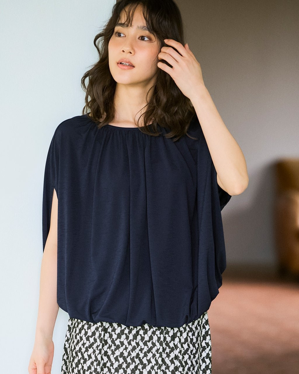 【ドゥクラッセ/DoCLASSE】のUVスラブ・ギャザーブラウジングトップス インテリア・キッズ・メンズ・レディースファッション・服の通販 founy(ファニー) 　ファッション　Fashion　レディースファッション　Fashion for Women　トップス・カットソー　Cut & Sew Tops　シャツ・ブラウス・オフィスカジュアル　Elegant Blouses & Button-Ups　ロングTシャツ・Tシャツ　Longline T-Shirts & Tees　カットソー・ベーシックTシャツ　Cut-and-Sewn Tops / Stretch Tees & Basics　カットソー　Cut and Sewn Top　ギャザー　Gathered, Ruffled　スリット　Slit, Slit Detail　ドレープ　Drape, Draping Fabric　エレガント 上品　Elegant　人気　Popular, Best Seller　夏　Summer　旅行　Travel　ネイビー|ID: prp329100004935755 ipo3291000000037039555