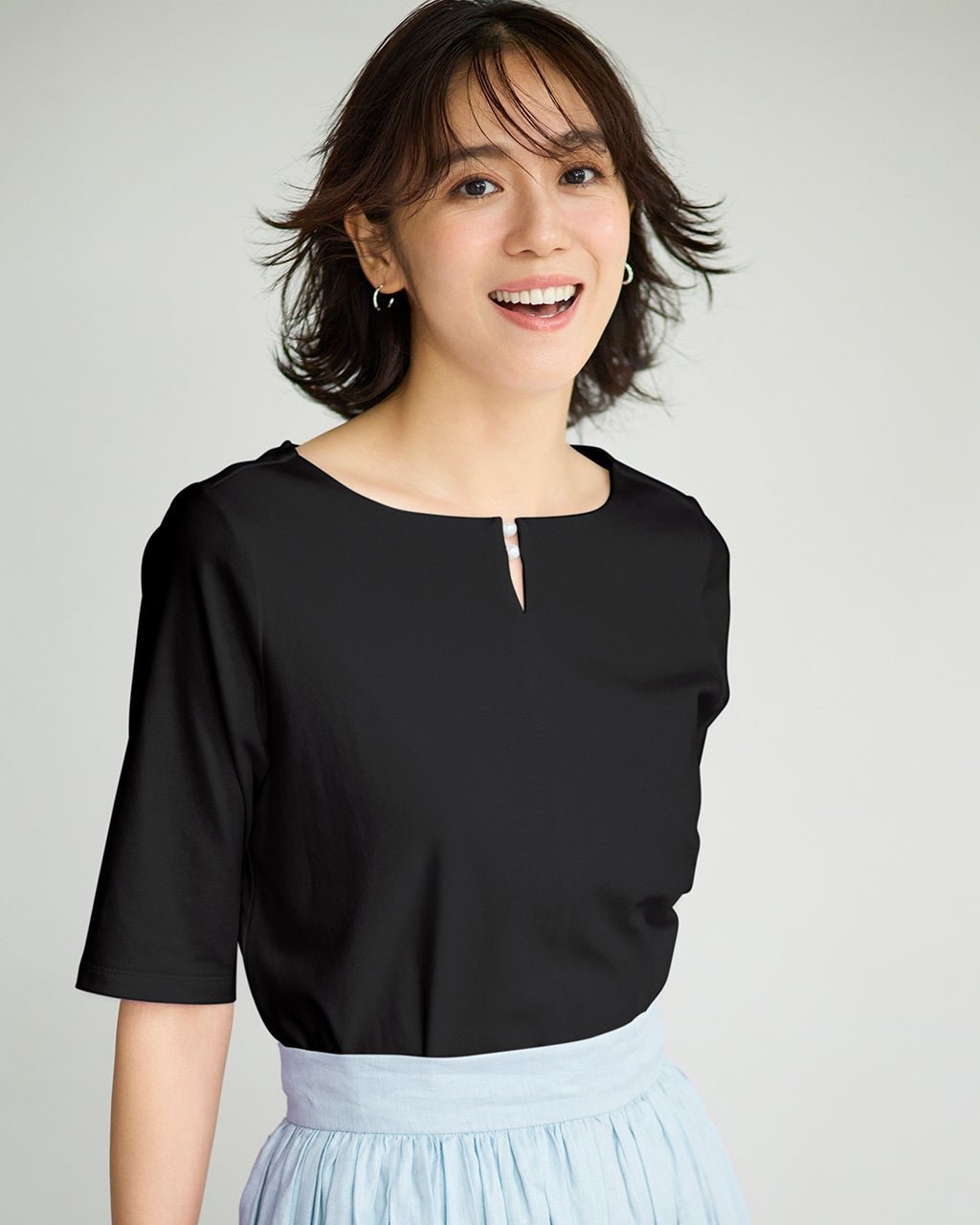 【ドゥクラッセ/DoCLASSE】のパールキーネック・5分袖/スーピマ・ドゥクラッセTシャツ インテリア・キッズ・メンズ・レディースファッション・服の通販 founy(ファニー) 　ファッション　Fashion　レディースファッション　Fashion for Women　トップス・カットソー　Cut & Sew Tops　シャツ・ブラウス・オフィスカジュアル　Elegant Blouses & Button-Ups　ロングTシャツ・Tシャツ　Longline T-Shirts & Tees　カットソー・ベーシックTシャツ　Cut-and-Sewn Tops / Stretch Tees & Basics　インナー　Innerwear　カットソー　Cut and Sewn Top　シンプル　Simple, Minimal　ジャケット　Jacket, Outerwear　ダブル　Double, Double-Breasted　デニム　Denim, Jeans Material　定番　Standard, Basic Item　なめらか　Smooth, Silky Texture　パール　Pearl, Pearl Accent　フロント　Front, Front Design　ベーシック　Basic, Essential　半袖　Short Sleeve, Half Sleeve　おすすめ　Recommended / Our Picks　夏　Summer　ビジネス 仕事 通勤　Business / Work / Commuting　ブラック|ID: prp329100004935758 ipo3291000000037039579