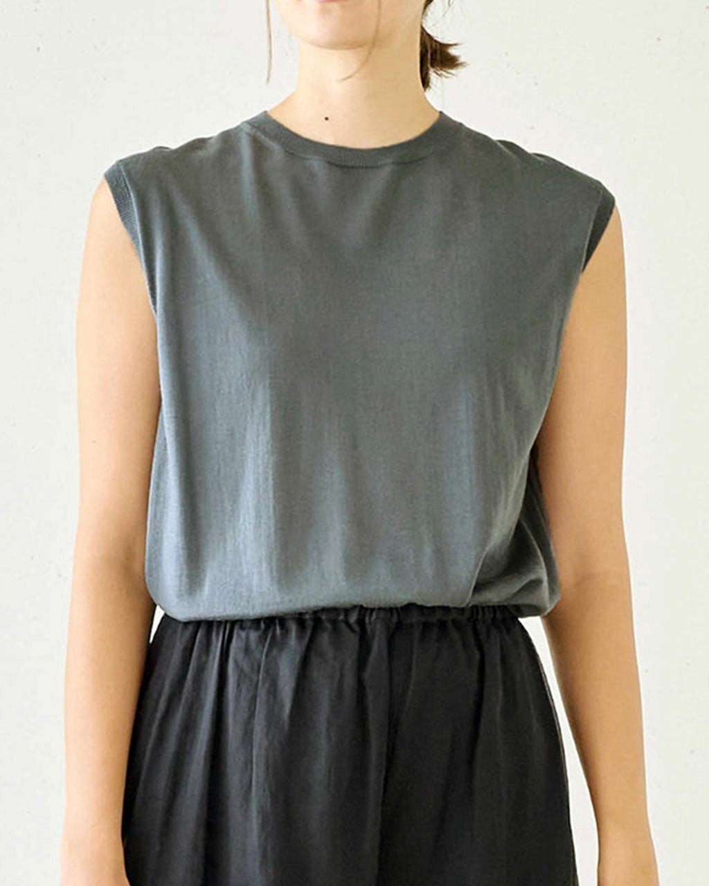 【ドゥクラッセ/DoCLASSE】のスーパーファインメリノ・ノースリーブトップス インテリア・キッズ・メンズ・レディースファッション・服の通販 founy(ファニー) 　ファッション　Fashion　レディースファッション　Fashion for Women　トップス・カットソー　Cut & Sew Tops　ニット　Knit Tops & Sweaters　キャミソール&ノースリーブ　Camisoles & Sleeveless Tops　アンサンブル　Ensemble Set　インナー　Innerwear　エレガント 上品　Elegant　カーディガン　Cardigan, Knitwear　フォルム　Silhouette, Form　A/W・秋冬　Autumn/Winter　グレー|ID: prp329100004938382 ipo3291000000037057501