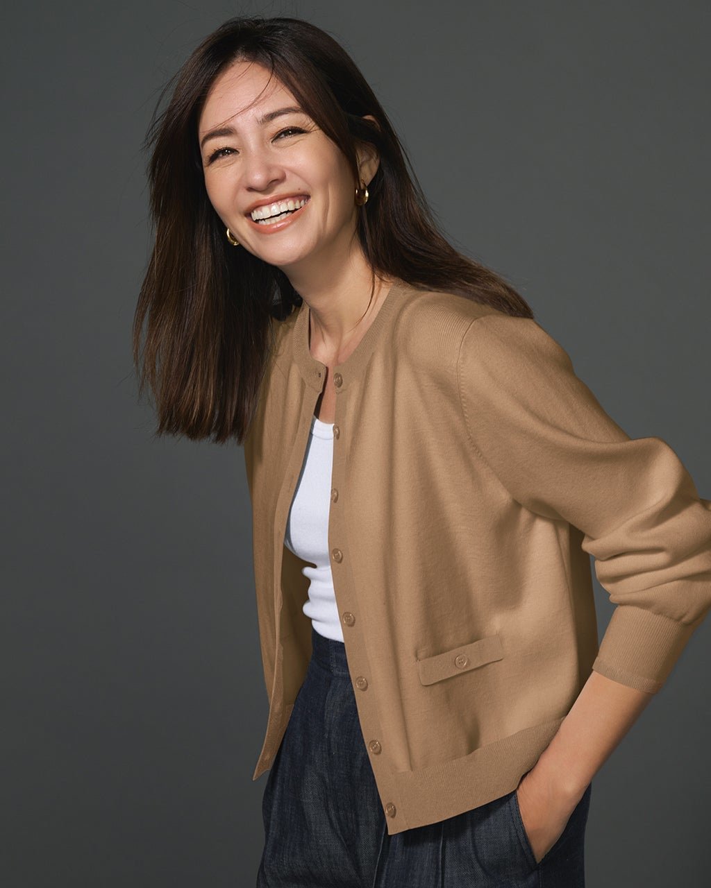 【ドゥクラッセ/DoCLASSE】の総針編み・飾りポケットクルーカーディガン インテリア・キッズ・メンズ・レディースファッション・服の通販 founy(ファニー) 　ファッション　Fashion　レディースファッション　Fashion for Women　トップス・カットソー　Cut & Sew Tops　カーディガン・羽織り　Layered Style Cardigans　カーディガン　Cardigan, Knitwear　ショート　Short, Short Length　ジャケット　Jacket, Outerwear　無地　Plain, Solid Color　ベージュ|ID: prp329100004938394 ipo3291000000037057553