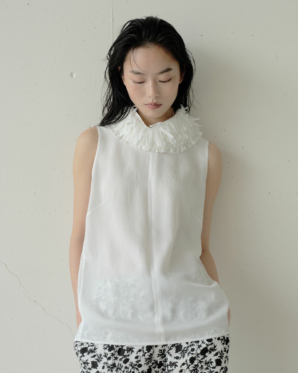 【ドゥクラッセ/DoCLASSE】のアセテートツイル・フリルネックブラウス インテリア・キッズ・メンズ・レディースファッション・服の通販 founy(ファニー) 　ファッション　Fashion　レディースファッション　Fashion for Women　トップス・カットソー　Cut & Sew Tops　シャツ・ブラウス・オフィスカジュアル　Elegant Blouses & Button-Ups　新作・新入荷　New Arrivals / New In　インナー　Innerwear　ジャケット　Jacket, Outerwear　ドレープ　Drape, Draping Fabric　フリル　Frill, Ruffle　ヴィンテージ　Vintage Style　ホワイト|ID: prp329100004938400 ipo3291000000037057569