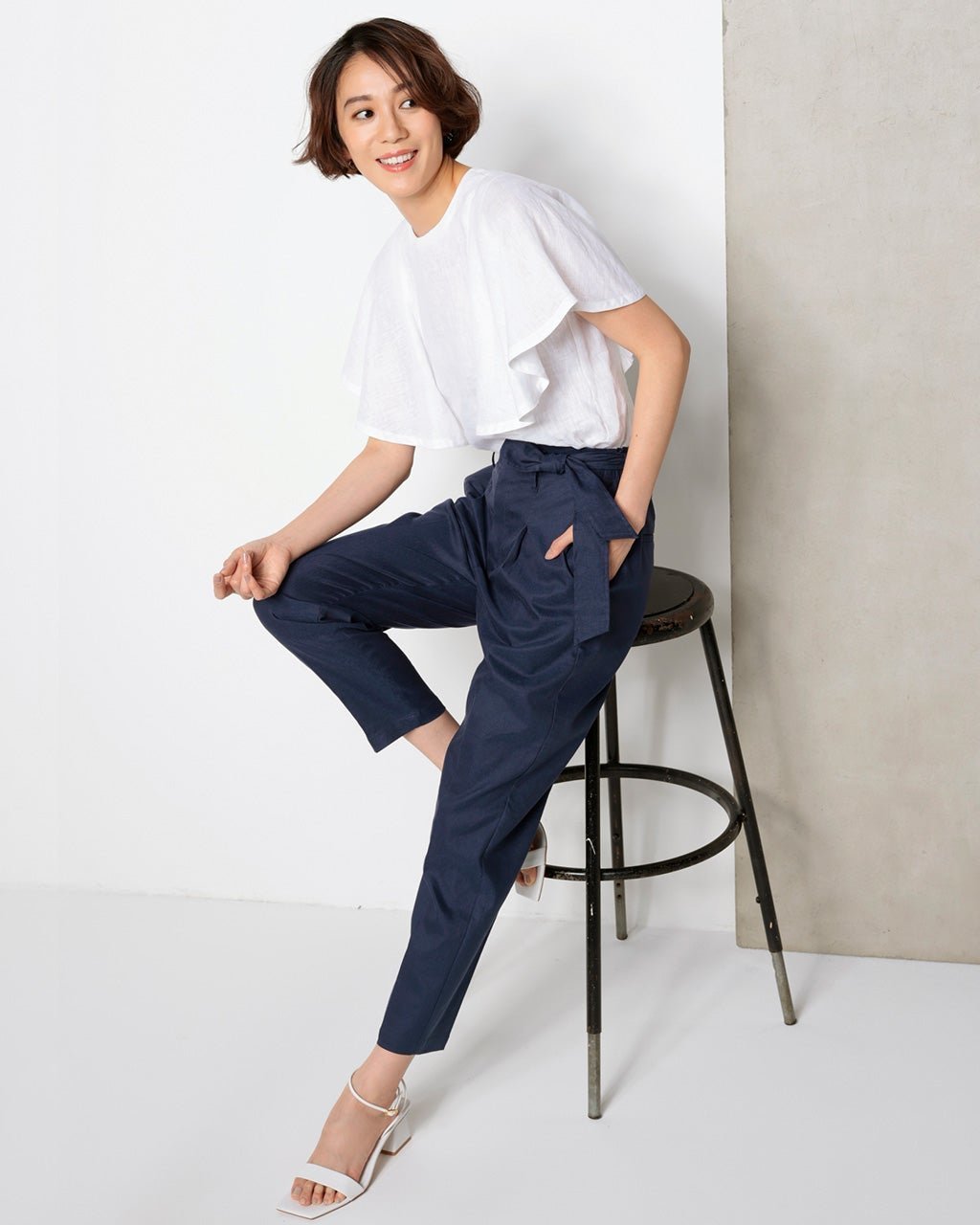 【ドゥクラッセ/DoCLASSE】の艶ストレッチリネン・テーパードパンツ インテリア・キッズ・メンズ・レディースファッション・服の通販 founy(ファニー) 　ファッション　Fashion　レディースファッション　Fashion for Women　パンツ　Pants & Trousers　ネイビー|ID: prp329100004942747 ipo3291000000037098564