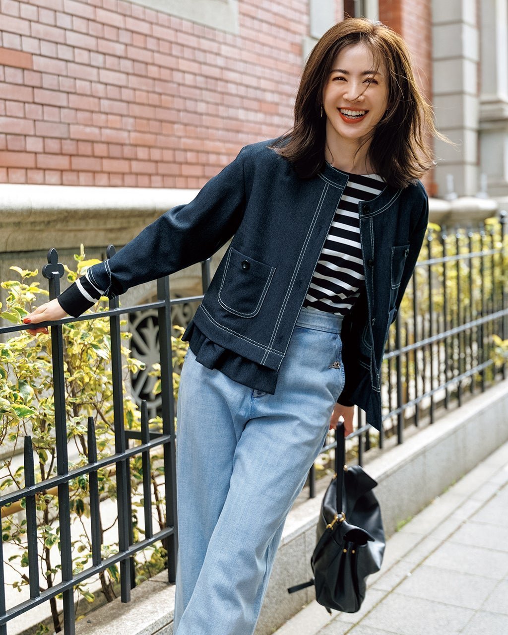 【ドゥクラッセ/DoCLASSE】のテックデニム・裾フリルジャケット インテリア・キッズ・メンズ・レディースファッション・服の通販 founy(ファニー) 　ファッション　Fashion　レディースファッション　Fashion for Women　アウター　Coat / Outerwear Collection　レディースジャケット・軽アウター　Jackets　インディゴ　Indigo Denim　ジャケット　Jacket, Outerwear　デニム　Denim, Jeans Material　フリル　Frill, Ruffle　人気　Popular, Best Seller　インディゴ|ID: prp329100004942752 ipo3291000000037099057