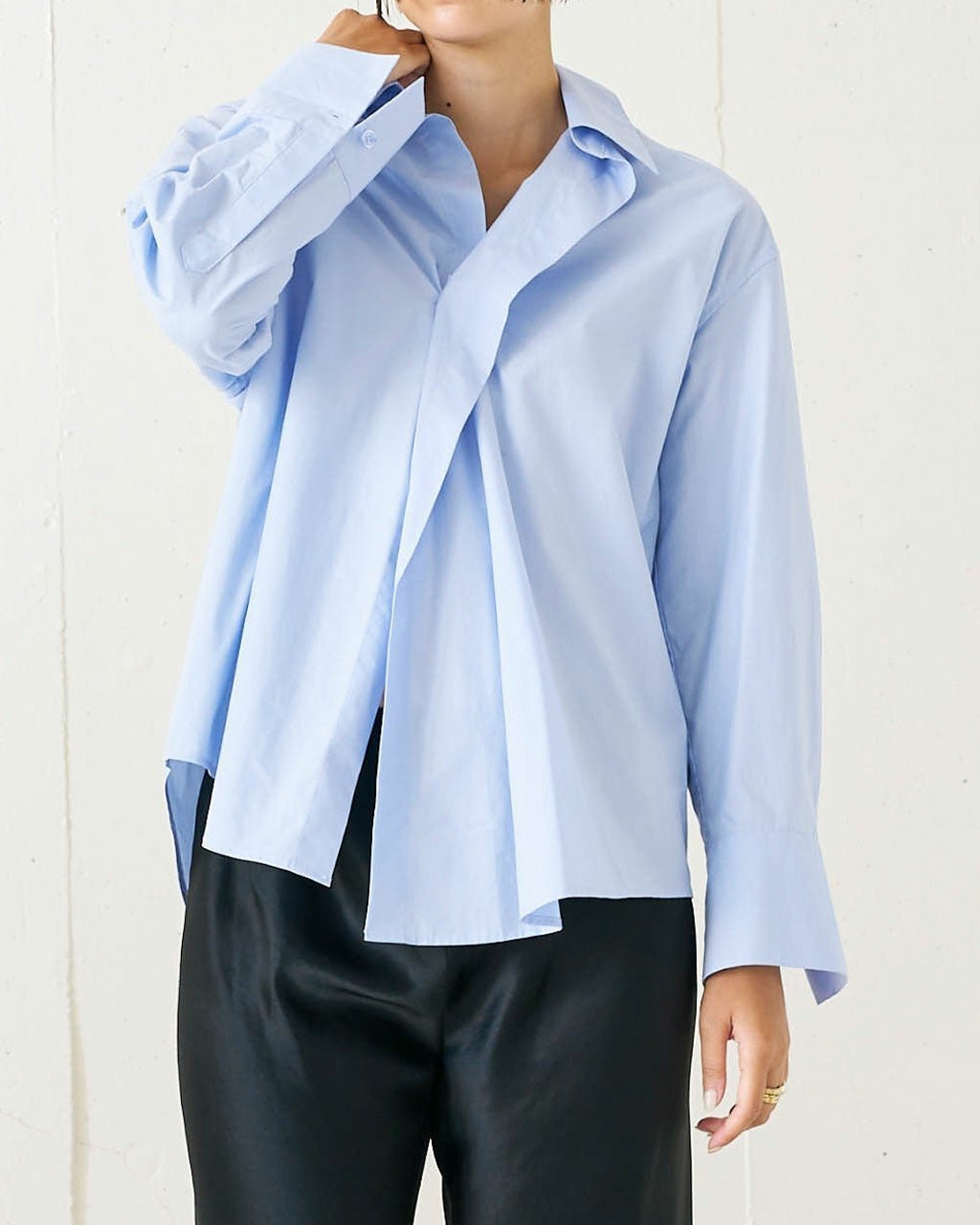 【ドゥクラッセ/DoCLASSE】の細番手コットン・アシンメトリーシャツ インテリア・キッズ・メンズ・レディースファッション・服の通販 founy(ファニー) 　ファッション　Fashion　レディースファッション　Fashion for Women　トップス・カットソー　Cut & Sew Tops　シャツ・ブラウス・オフィスカジュアル　Elegant Blouses & Button-Ups　なめらか　Smooth, Silky Texture　アシンメトリー　Asymmetrical Style　サックス|ID: prp329100004942765 ipo3291000000037099102