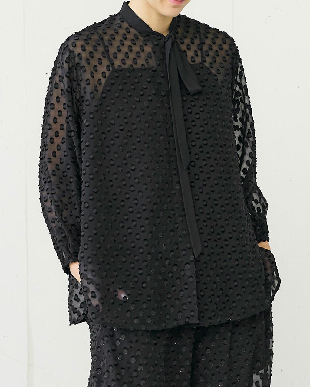 【ドゥクラッセ/DoCLASSE】のラメドットジャカード・リボンブラウス 人気、トレンドファッション・服の通販 founy(ファニー) 　ファッション　Fashion　レディースファッション　Fashion for Women　トップス・カットソー　Cut & Sew Tops　シャツ・ブラウス・オフィスカジュアル　Elegant Blouses & Button-Ups　サテン　Satin, Glossy Fabric　ドット　Polka Dot, Dot Pattern　リボン　Ribbon, Bow　エレガント 上品　Elegant　 other-1|ID: prp329100004942767 ipo3291000000037099105