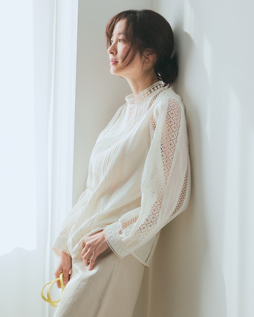 【ドゥクラッセ/DoCLASSE】のトーションレース・スタンドカラーブラウス インテリア・キッズ・メンズ・レディースファッション・服の通販 founy(ファニー) 　ファッション　Fashion　レディースファッション　Fashion for Women　トップス・カットソー　Cut & Sew Tops　シャツ・ブラウス・オフィスカジュアル　Elegant Blouses & Button-Ups　アンティーク　Antique-Inspired　インナー　Innerwear　キャミソール　Camisole, Spaghetti Strap Top　スタンド　Stand Collar, Upright Stand　フロント　Front, Front Design　ホワイト|ID: prp329100004943107 ipo3291000000037103080