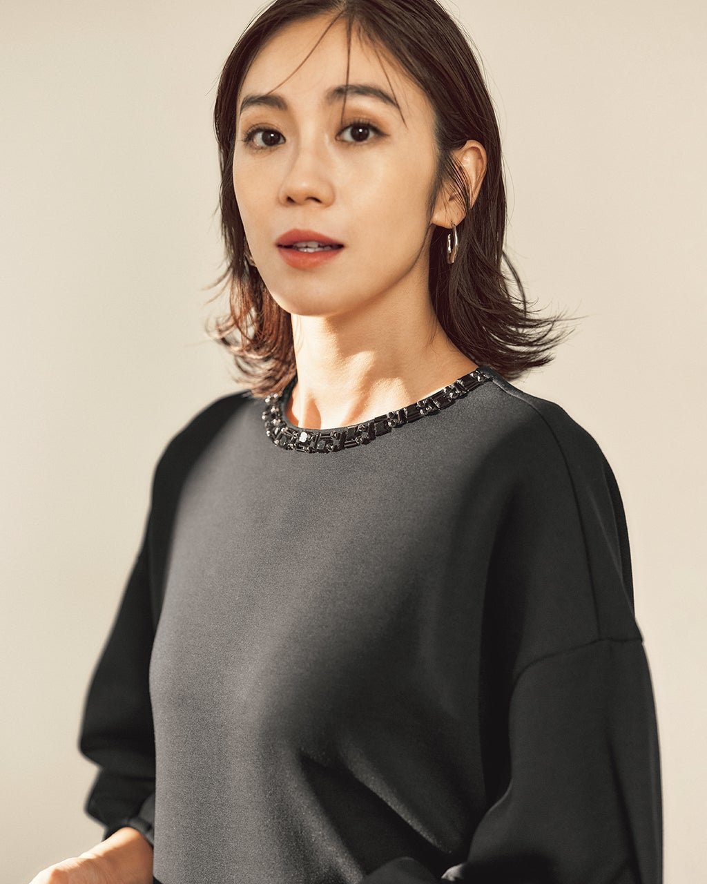 【ドゥクラッセ/DoCLASSE】のライトダンボールニット・ビジューワンピース インテリア・キッズ・メンズ・レディースファッション・服の通販 founy(ファニー) 　ファッション　Fashion　レディースファッション　Fashion for Women　ワンピース　Dresses　カットソー　Cut and Sewn Top　スリーブ　Sleeve, Long Sleeve / Short Sleeve　ビジュー　Bijou, Jewel-like Accent　エレガント 上品　Elegant　ブラック|ID: prp329100004956646 ipo3291000000037192375