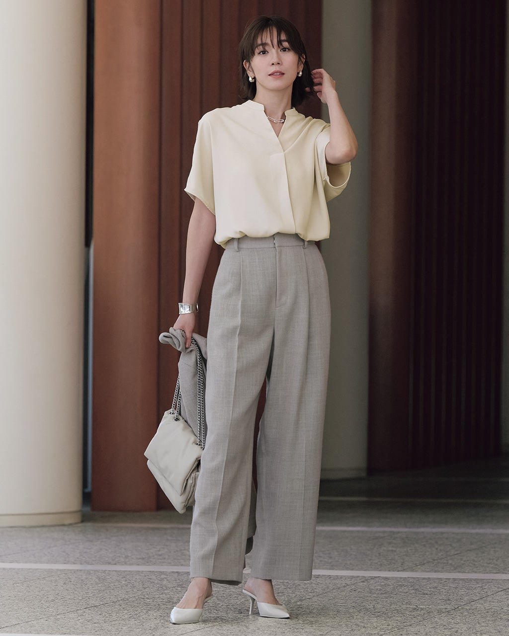 【ドゥクラッセ/DoCLASSE】のジョーゼット・Vネックタックブラウス インテリア・キッズ・メンズ・レディースファッション・服の通販 founy(ファニー) 　ファッション　Fashion　レディースファッション　Fashion for Women　トップス・カットソー　Cut & Sew Tops　シャツ・ブラウス・オフィスカジュアル　Elegant Blouses & Button-Ups　Vネックトップス　V-Neck Tops / V-Cut Neckline Shirts　とろみ　Fluid, Flowy Fabric　ジョーゼット　Georgette, Semi-Sheer Fabric　ドレープ　Drape, Draping Fabric　ストーン|ID: prp329100004956659 ipo3291000000037192473