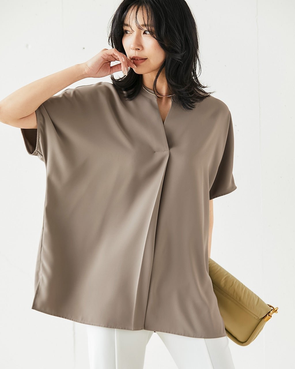 【ドゥクラッセ/DoCLASSE】のジョーゼット・Vネックタックブラウス インテリア・キッズ・メンズ・レディースファッション・服の通販 founy(ファニー) 　ファッション　Fashion　レディースファッション　Fashion for Women　トップス・カットソー　Cut & Sew Tops　シャツ・ブラウス・オフィスカジュアル　Elegant Blouses & Button-Ups　Vネックトップス　V-Neck Tops / V-Cut Neckline Shirts　とろみ　Fluid, Flowy Fabric　ジョーゼット　Georgette, Semi-Sheer Fabric　ドレープ　Drape, Draping Fabric　トープ|ID: prp329100004956659 ipo3291000000037192475