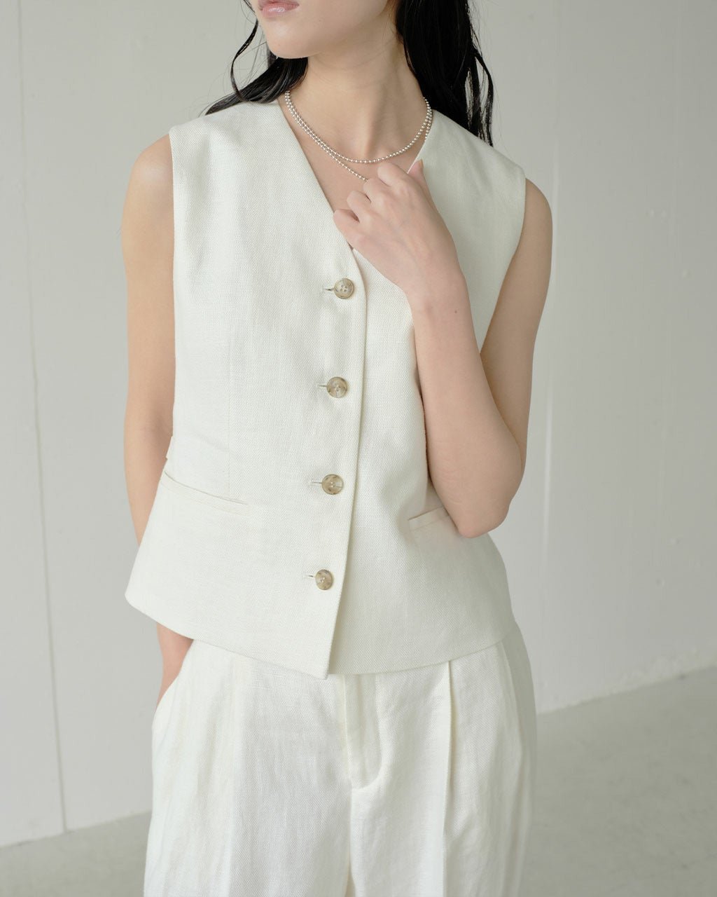 【ドゥクラッセ/DoCLASSE】のオックスリネン・ボタンベスト 大人の最旬トレンドファッション＆コーディネート founy(ファウニー) 　ファッション　Fashion　レディースファッション　Fashion for Women　アウター　Coat / Outerwear Collection　レディースジャケット・軽アウター　Jackets　新作・新入荷　New Arrivals / New In　クール　Cool, Chic　コンパクト　Compact, Small Size　ジャケット　Jacket, Outerwear　セットアップ　Set-Up, Coordinated Outfit　ノースリーブ　Sleeveless, No-Sleeve　フォルム　Silhouette, Form　ベスト　Vest, Waistcoat　マニッシュ　Mannish, Boyish　ラグジュアリー　Luxury, Elegant　リネン　Linen, Linen Fabric　 other-1|ID: prp329100004963466 ipo3291000000037236534