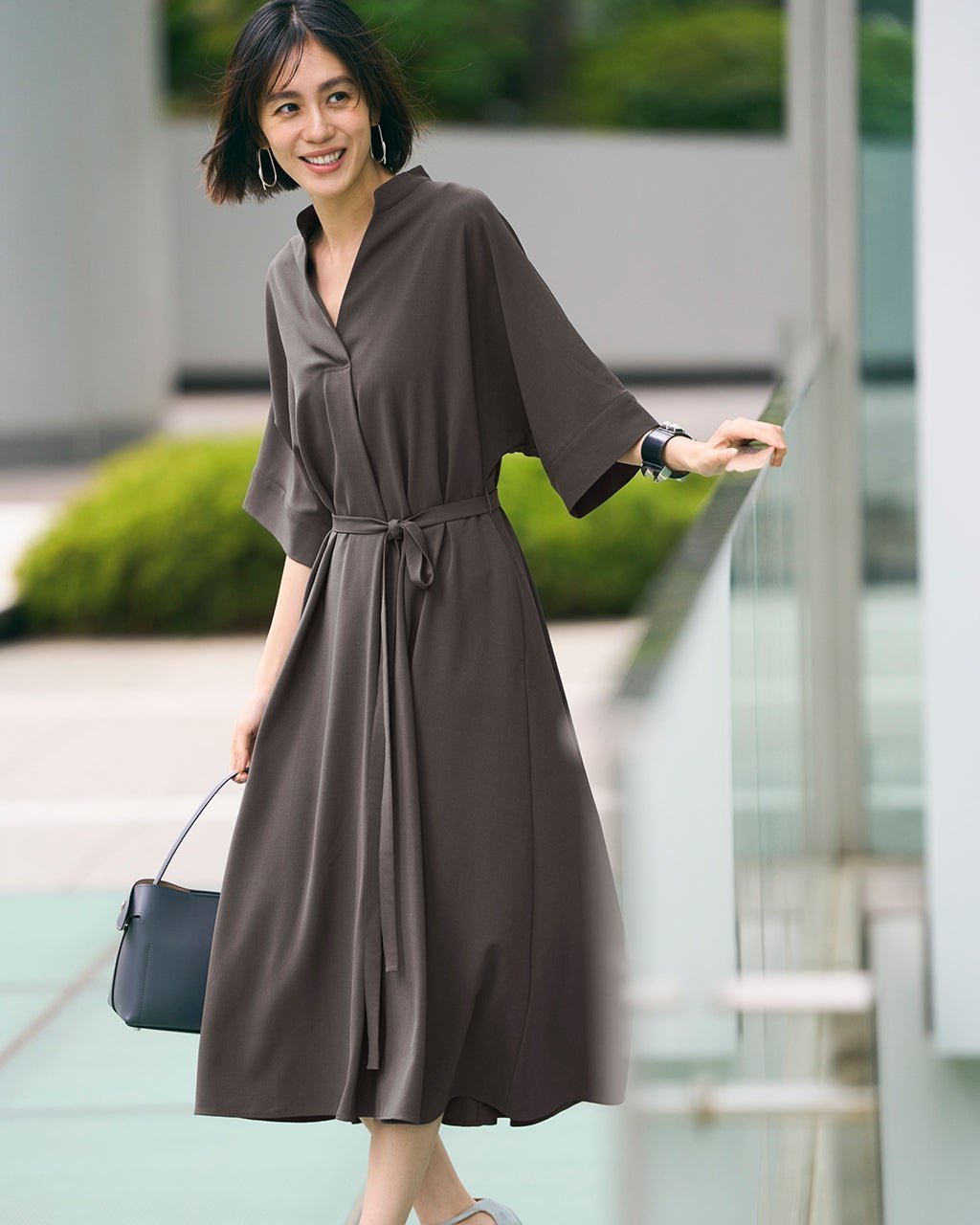 【ドゥクラッセ/DoCLASSE】のSARARI Air・キーネックドレス/ミディ インテリア・キッズ・メンズ・レディースファッション・服の通販 founy(ファウニー) 　ファッション　Fashion　レディースファッション　Fashion for Women　ワンピース　Dresses　フォーマル・パーティードレス・結婚式用ドレス　Elegant & Casual Dresses　カフス　Cuff Design　ドレス　Dress, One-Piece　フィット　Fit, Slim Fit　フレア　Flare, Flared　無地　Plain, Solid Color　ロング　Long, Long-Length　新作・新入荷　New Arrivals / New In　夏　Summer　チャコール|ID: prp329100004985537 ipo3291000000037345284