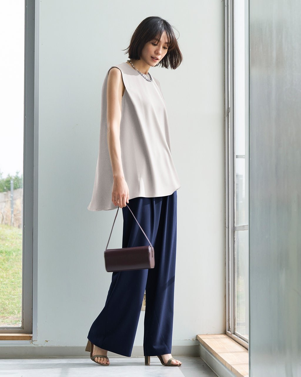 【ドゥクラッセ/DoCLASSE】のSARARI Air・ノースリーブフレアブラウス インテリア・キッズ・メンズ・レディースファッション・服の通販 founy(ファウニー) 　ファッション　Fashion　レディースファッション　Fashion for Women　トップス・カットソー　Cut & Sew Tops　キャミソール&ノースリーブ　Camisoles & Sleeveless Tops　シャツ・ブラウス・オフィスカジュアル　Elegant Blouses & Button-Ups　エレガント 上品　Elegant　セットアップ　Set-Up, Coordinated Outfit　チュニック　Tunic, Long Top　フレア　Flare, Flared　新作・新入荷　New Arrivals / New In　夏　Summer　ビジネス 仕事 通勤　Business / Work / Commuting　ライトグレー|ID: prp329100004985539 ipo3291000000037345305