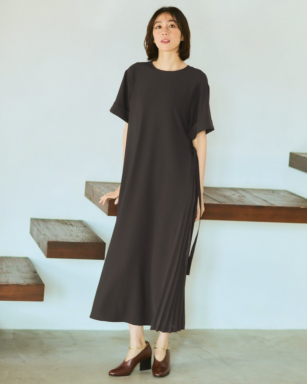 【ドゥクラッセ/DoCLASSE】のSARARI Air・サイドプリーツドレス インテリア・キッズ・メンズ・レディースファッション・服の通販 founy(ファウニー) 　ファッション　Fashion　レディースファッション　Fashion for Women　ワンピース　Dresses　フォーマル・パーティードレス・結婚式用ドレス　Elegant & Casual Dresses　スリーブ　Sleeve, Long Sleeve / Short Sleeve　ハーフ　Half, Half-Length　プリーツ　Pleats, Pleated　ポケット　Pocket, Pocket Detail　無地　Plain, Solid Color　リボン　Ribbon, Bow　新作・新入荷　New Arrivals / New In　夏　Summer　チャコール|ID: prp329100004985556 ipo3291000000037345453