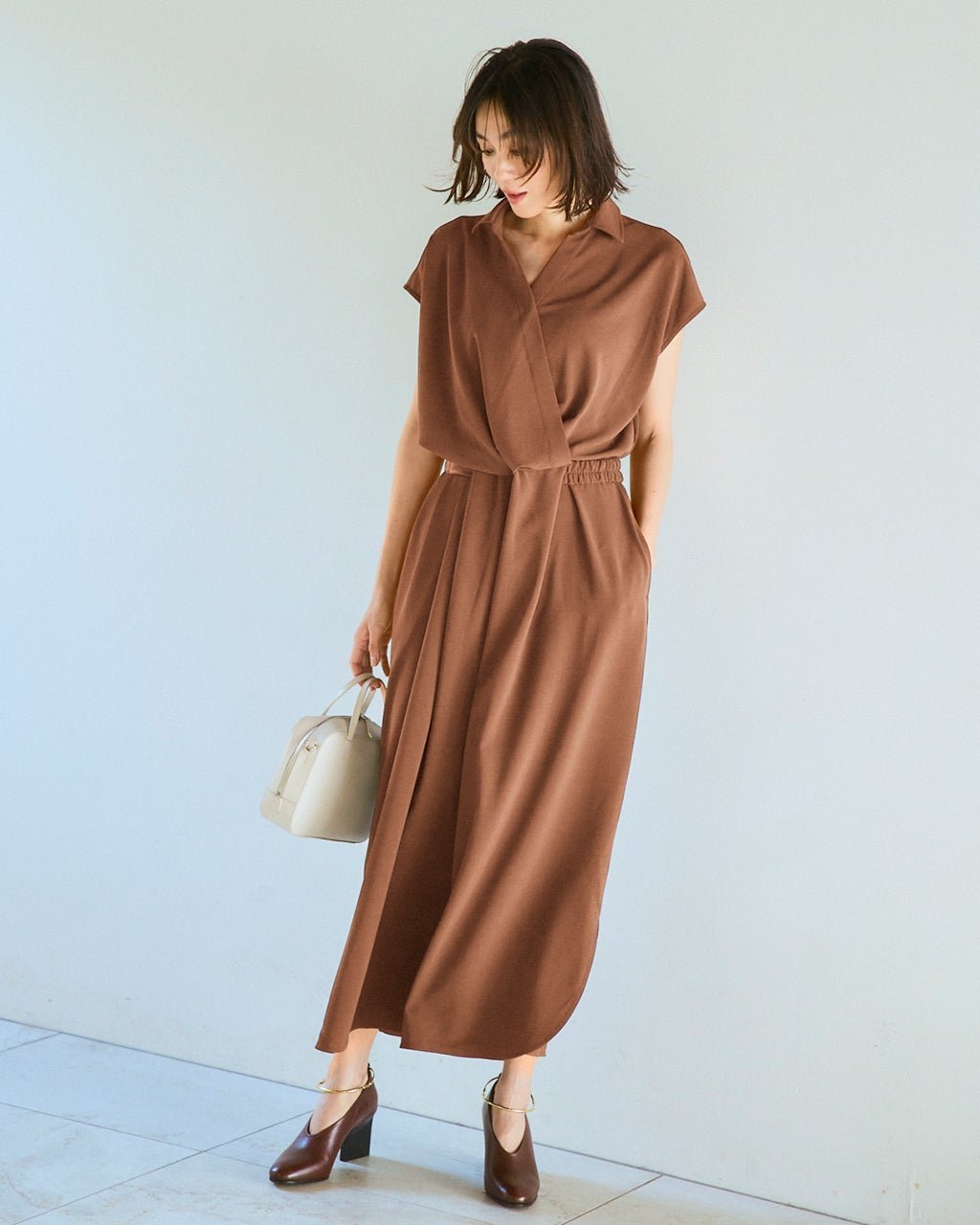 【ドゥクラッセ/DoCLASSE】のSARARI Air・シャツワンピース インテリア・キッズ・メンズ・レディースファッション・服の通販 founy(ファウニー) 　ファッション　Fashion　レディースファッション　Fashion for Women　ワンピース　Dresses　シャツワンピース / 1枚で着映えコーデ　Shirt Dresses　カシュクール　Wrap Design　ドレープ　Drape, Draping Fabric　なめらか　Smooth, Silky Texture　フォルム　Silhouette, Form　フロント　Front, Front Design　ブラウジング　Blouson Silhouette, Cinched Waist　無地　Plain, Solid Color　新作・新入荷　New Arrivals / New In　夏　Summer　テラコッタ|ID: prp329100004985557 ipo3291000000037345460