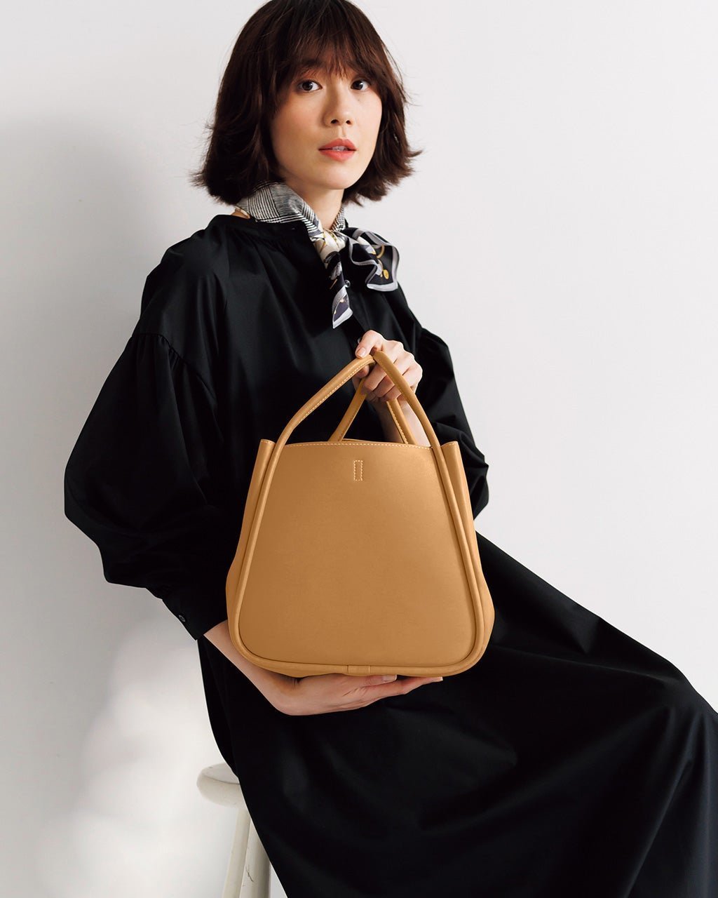 【ドゥクラッセ/DoCLASSE】のレザーコンビ・3WAYマルチバッグ インテリア・キッズ・メンズ・レディースファッション・服の通販 founy(ファウニー) 　ファッション　Fashion　レディースファッション　Fashion for Women　バッグ　Bags　レイングッズ・傘・晴雨兼用傘　Umbrellas & Rain Gear　コンビ　Combo, Combination Style　ショルダー　Shoulder, Shoulder Strap　スクエア　Square, Square Shape　モダン　Modern, Contemporary　ラップ　Wrap, Wrap Design　ビジネス 仕事 通勤　Business / Work / Commuting　日傘　Parasol, UV Umbrella　軽量　Lightweight, Ultra Light　キャメル|ID: prp329100004992396 ipo3291000000037388376