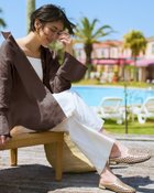 【ドゥクラッセ/DoCLASSE】の細番手フレンチリネン・ダブル袖シャツ 大人の最旬トレンドファッション＆コーディネート founy(ファウニー) ファッション Fashion レディースファッション Fashion for Women トップス・カットソー Cut & Sew Tops シャツ・ブラウス・オフィスカジュアル Elegant Blouses & Button-Ups 新作・新入荷 New Arrivals / New In カシュクール Wrap Design ダブル Double, Double-Breasted フォルム Silhouette, Form フレンチ French, French Style リネン Linen, Linen Fabric thumbnail ダークブラウン|ID: prp329100004993235 ipo3291000000037396596